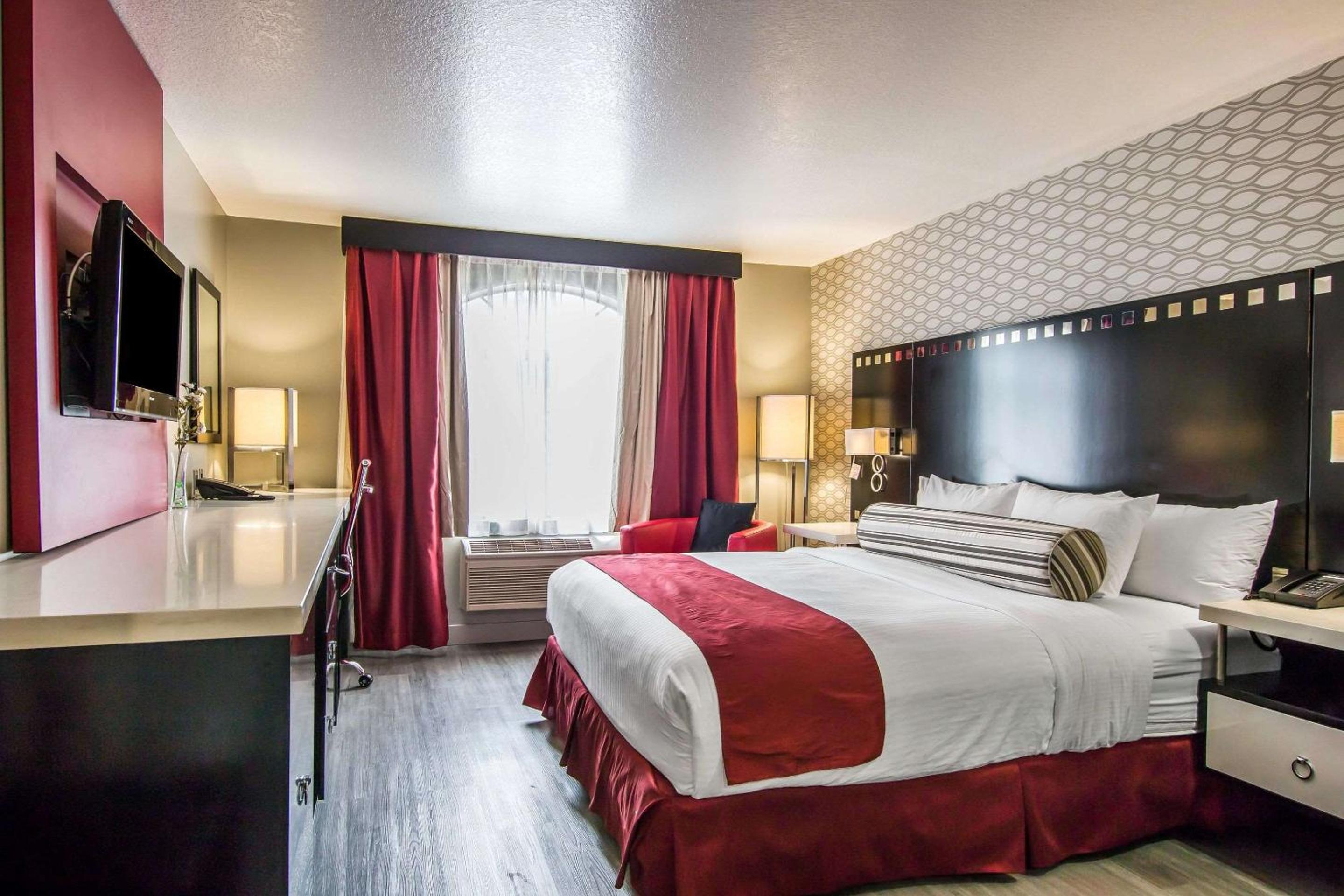 Family Suite, 1 King Bed and 2 Queen Beds, 2 Bathrooms, Non Smoking photo 3