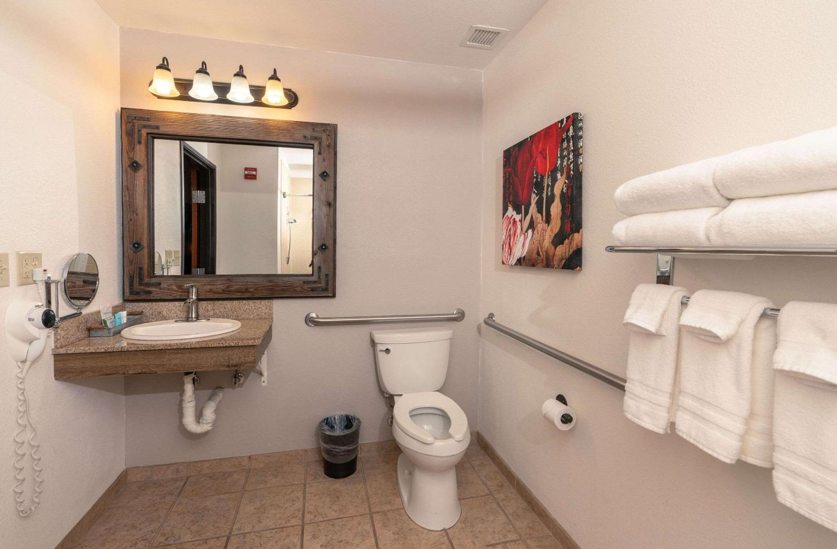 King Suite - Accessible/Non-Smoking - Photo 2