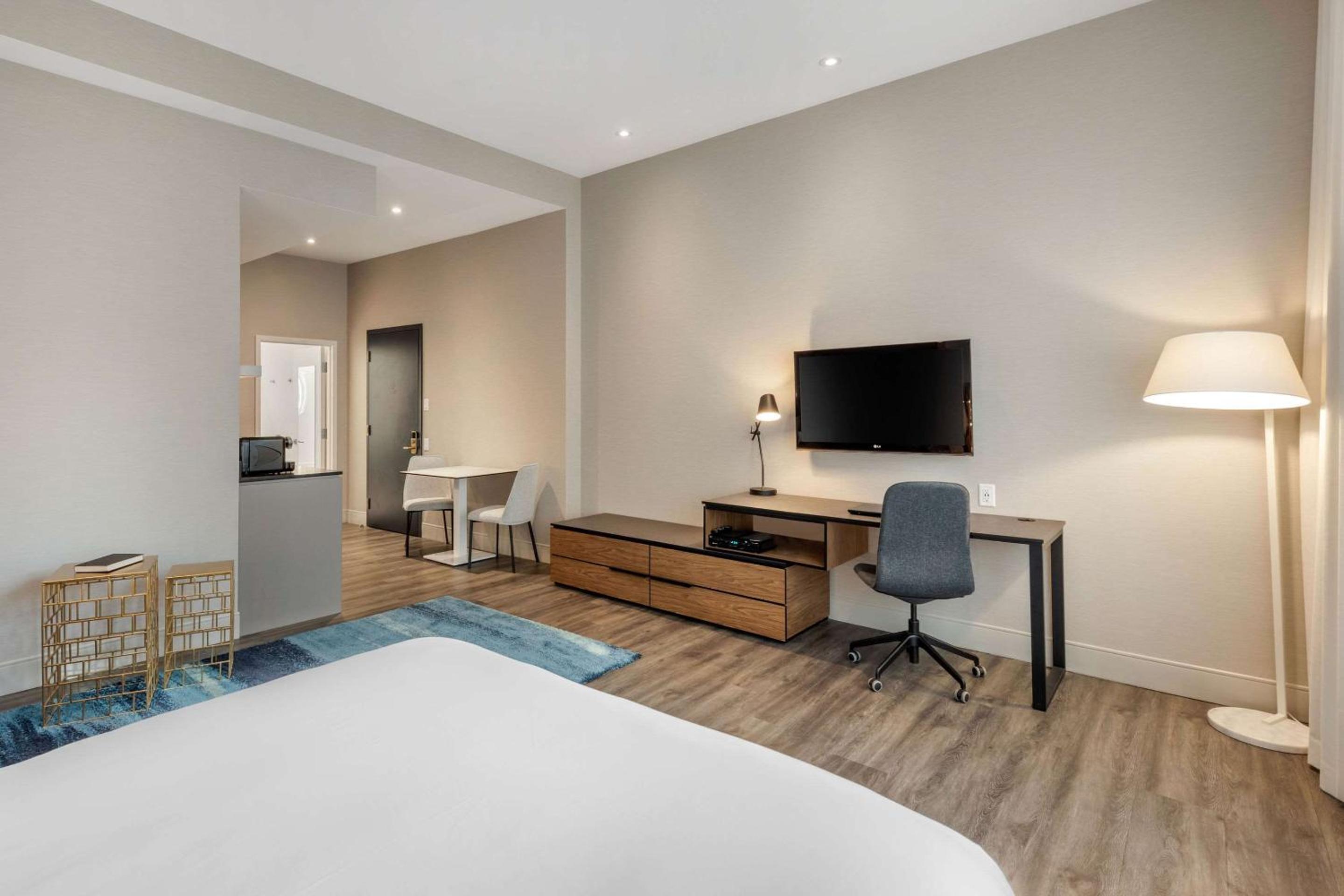Superior Room with Two Queen Beds - Non-Smoking - Photo 11