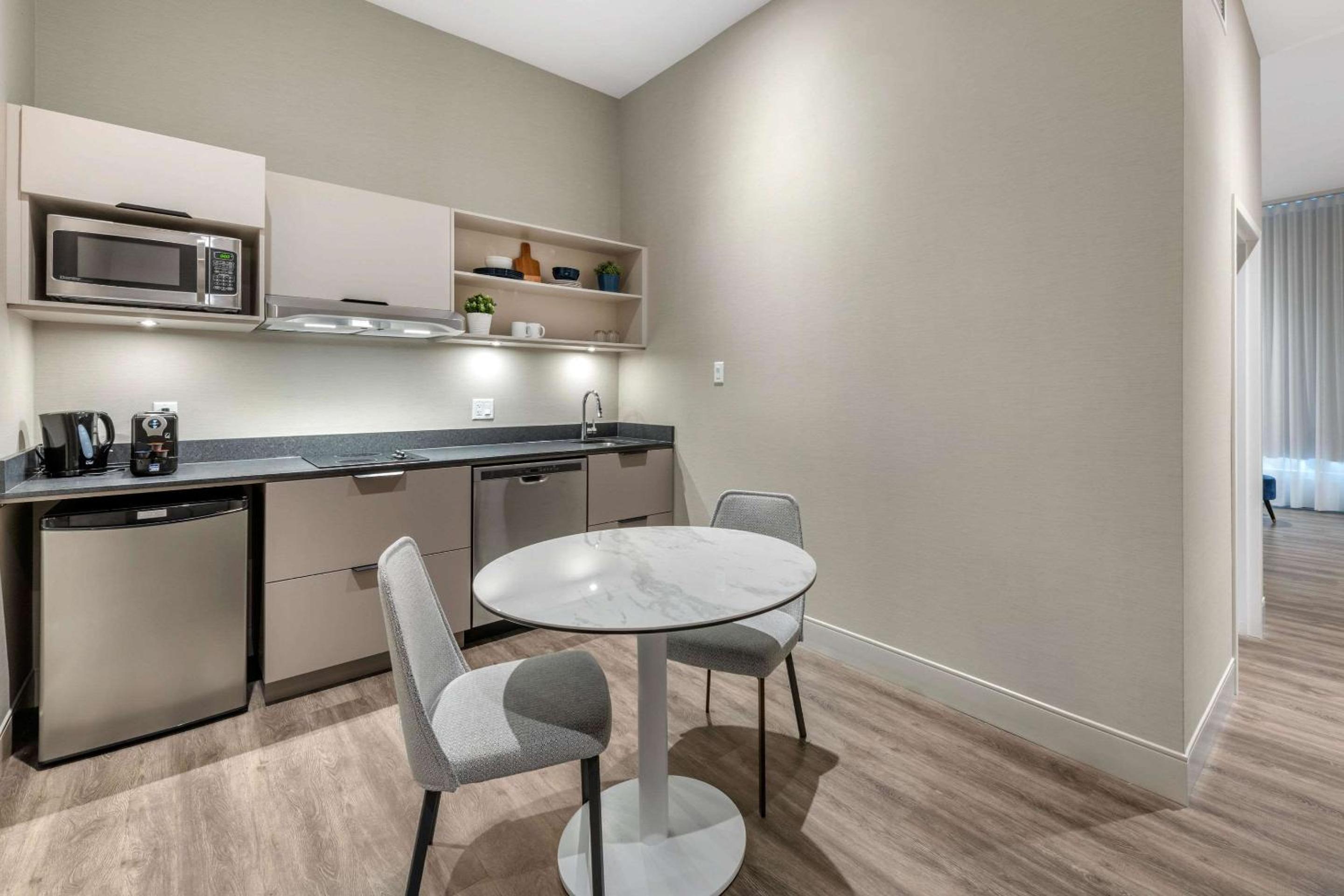 Efficiency King Suite  - Photo 2