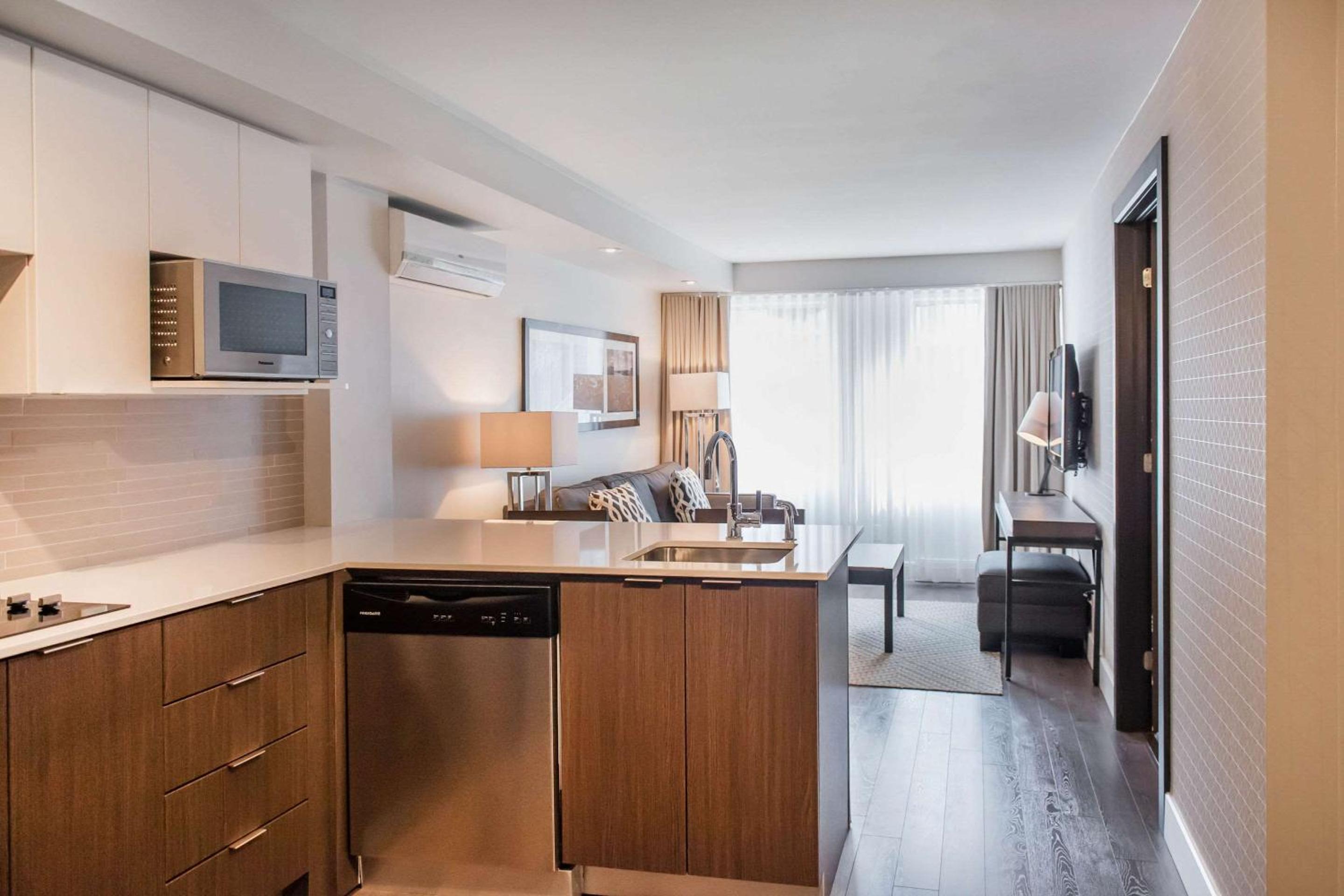 Queen Suite - Photo 1
