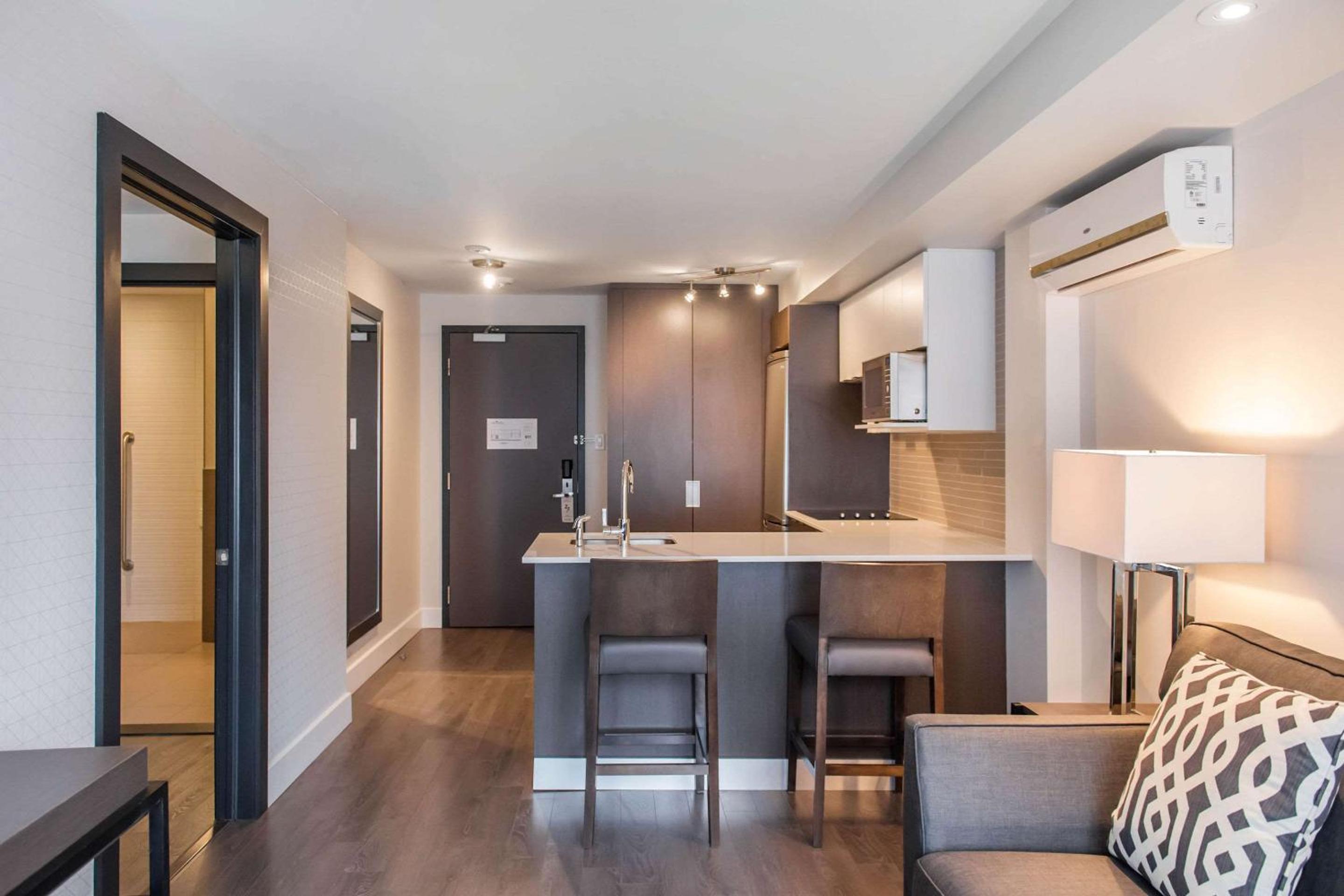 Queen Suite - Photo 2