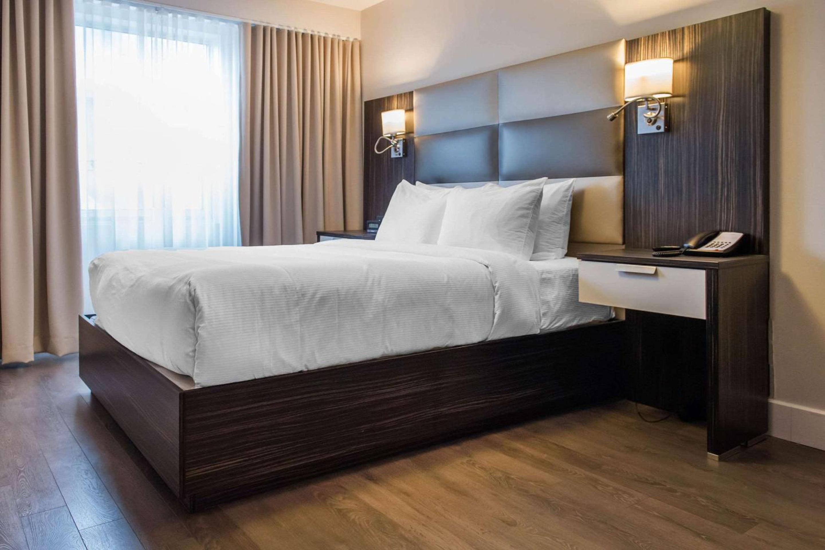 Queen Suite - Photo 3