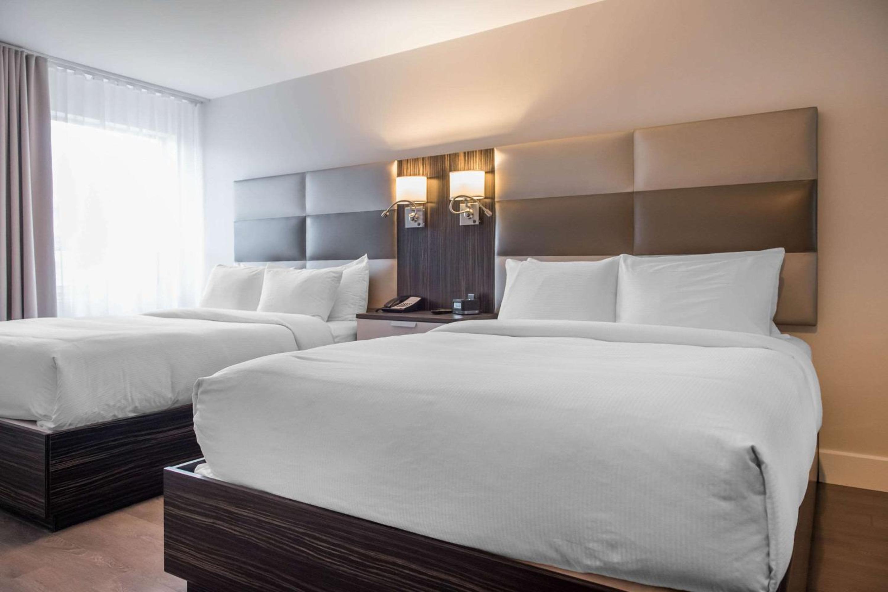 Queen Suite with Two Queen Beds and Sofa Bed - Photo 2