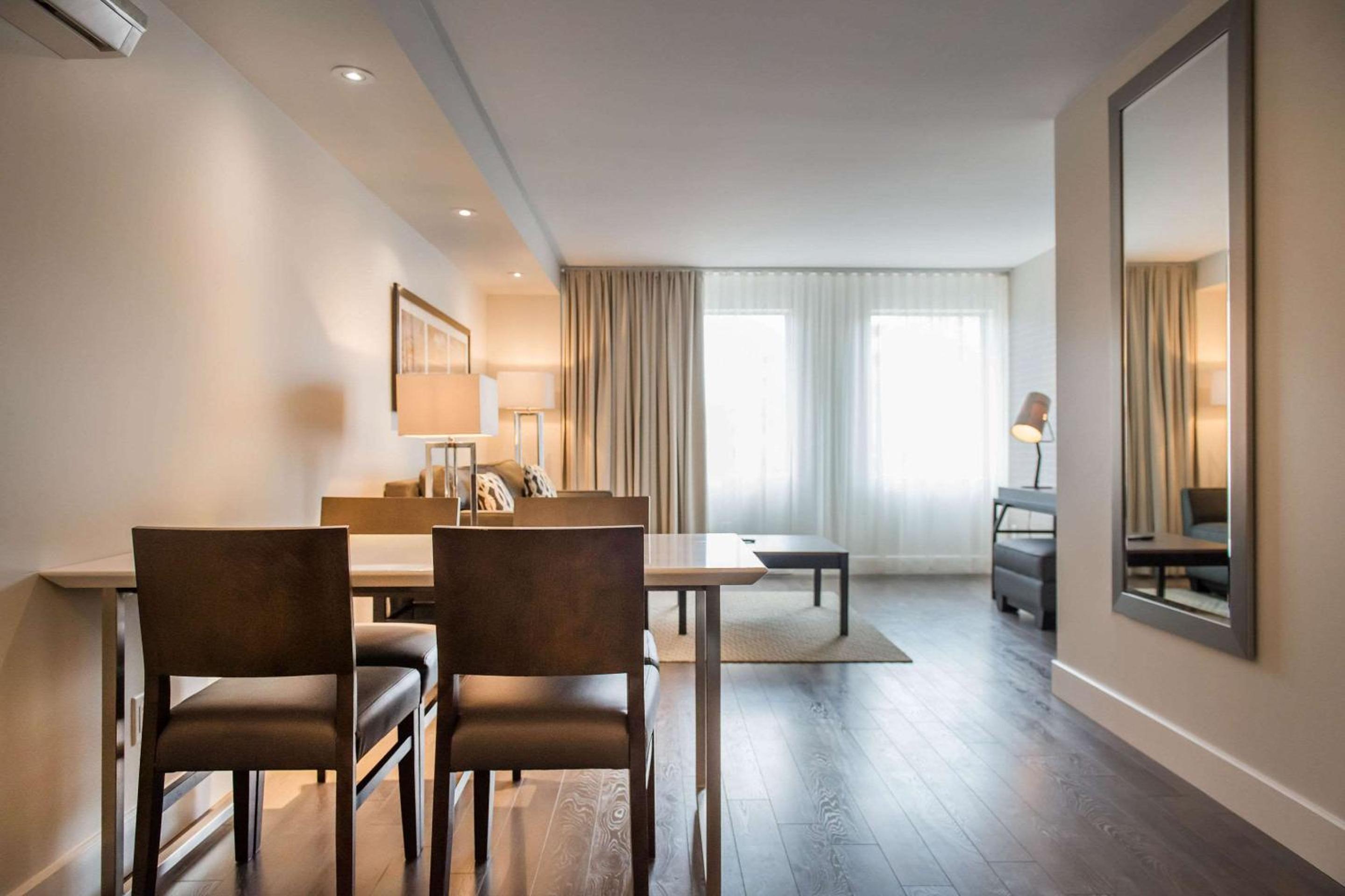 Queen Suite with Two Queen Beds and Sofa Bed - Photo 8