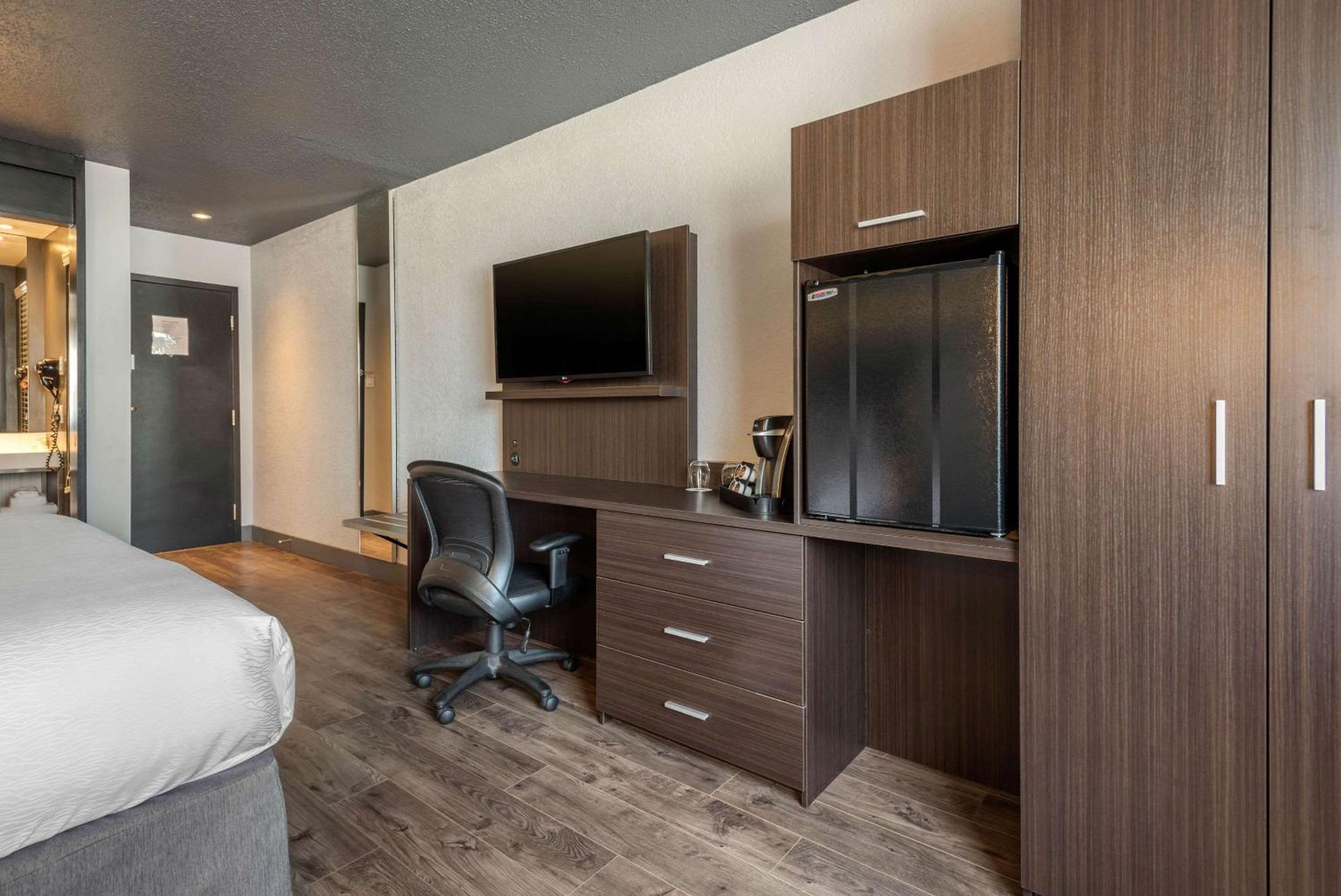 Standard King Room - Non-Smoking