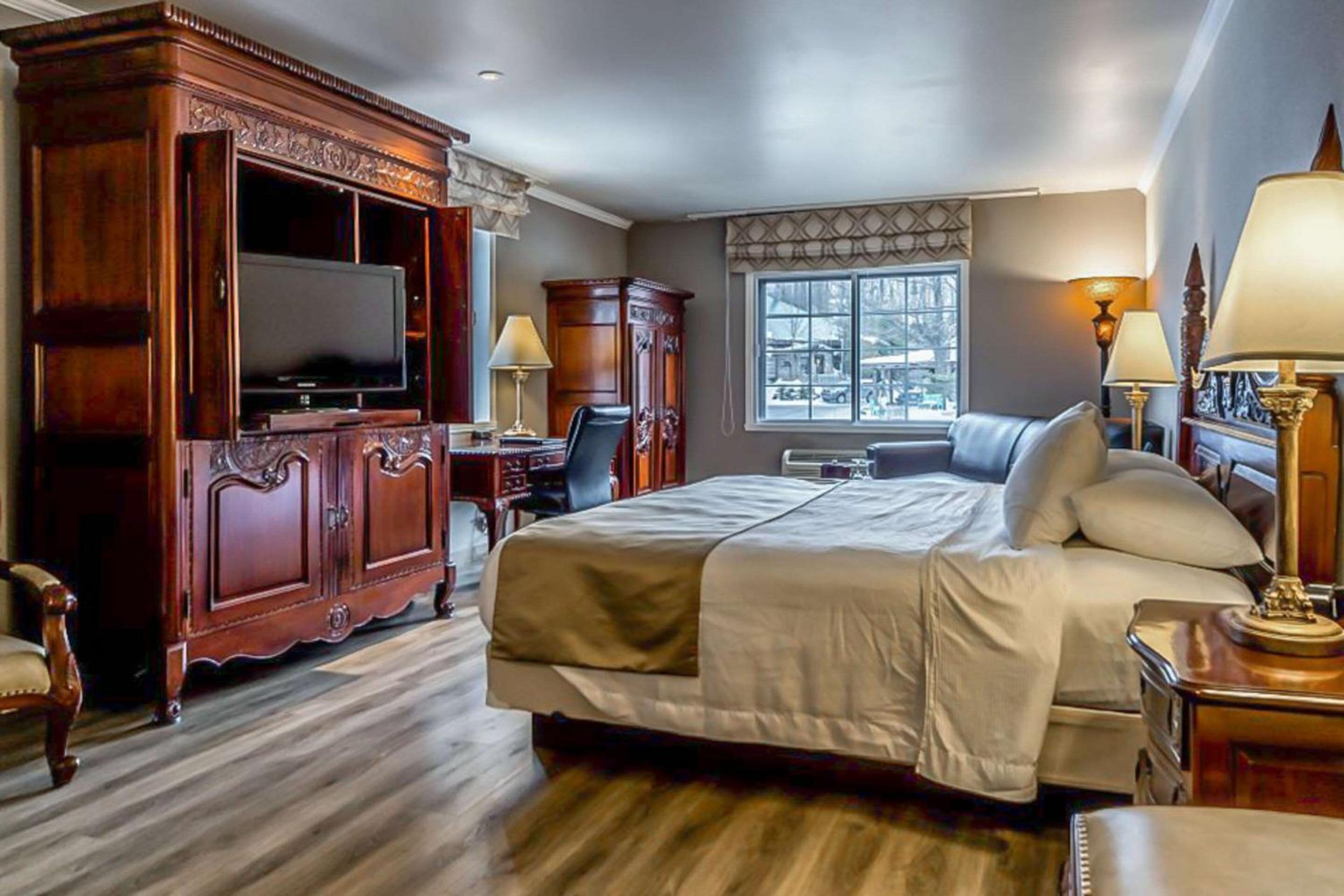 King Suite - Non-Smoking - Photo 4