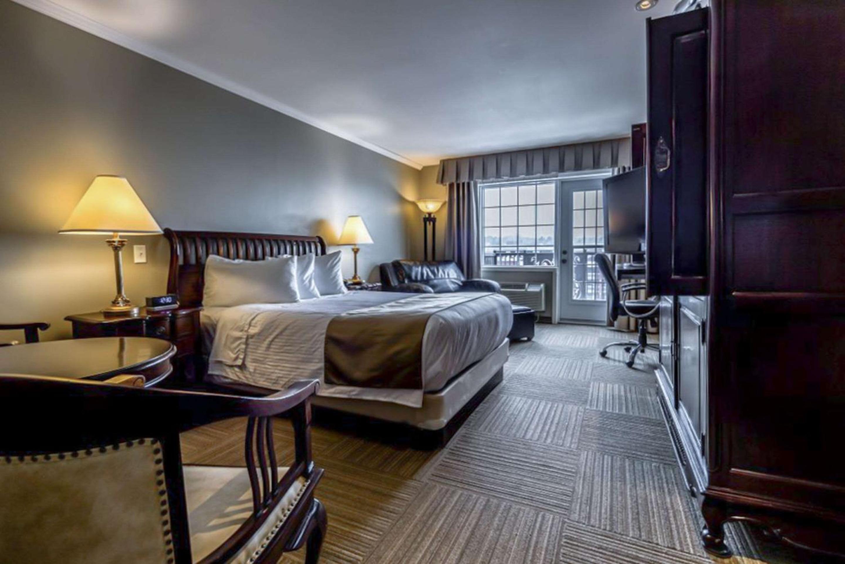 Superior Queen Room with Partial Lake View - Photo 1
