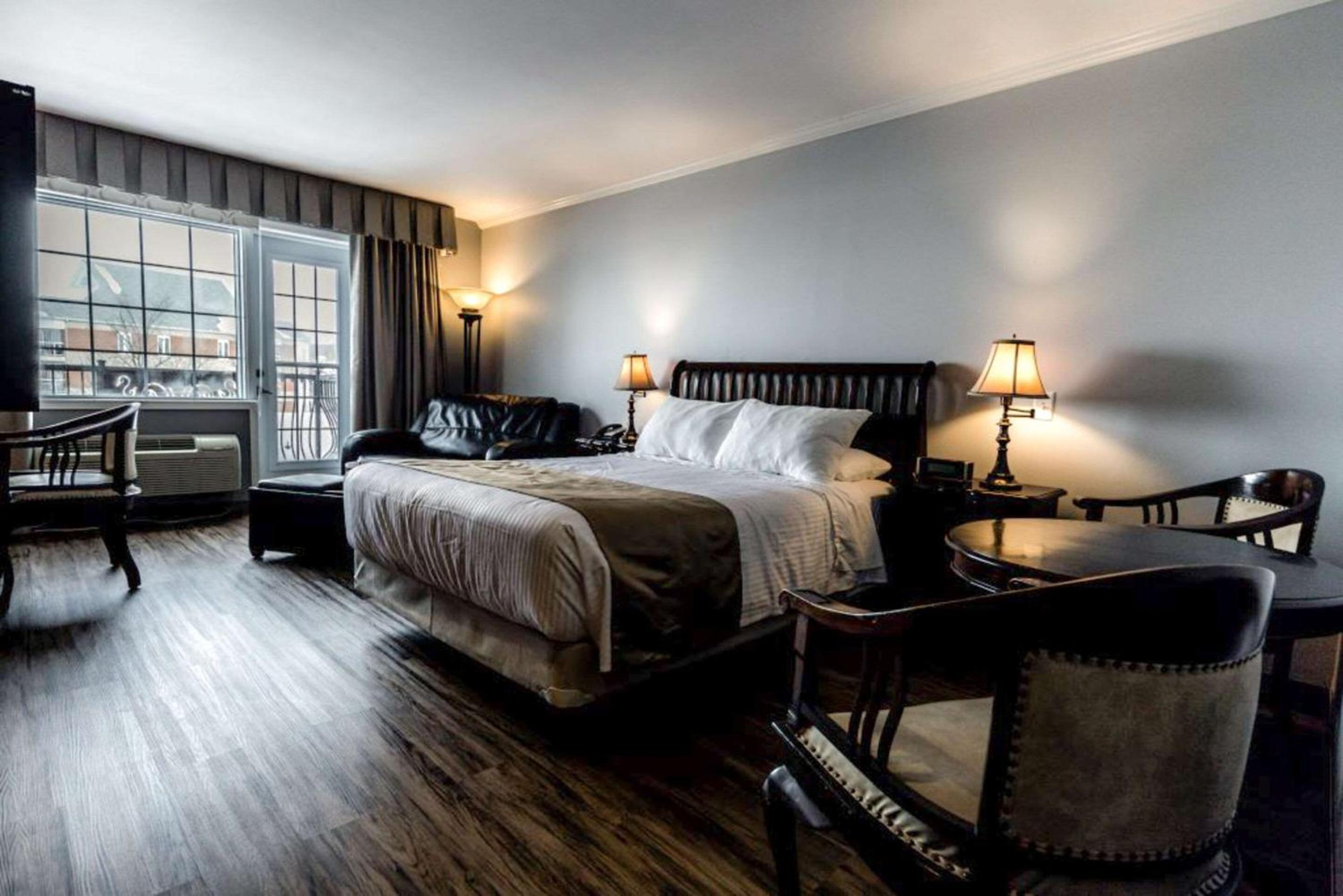 Superior Queen Room with Partial Lake View - Photo 2