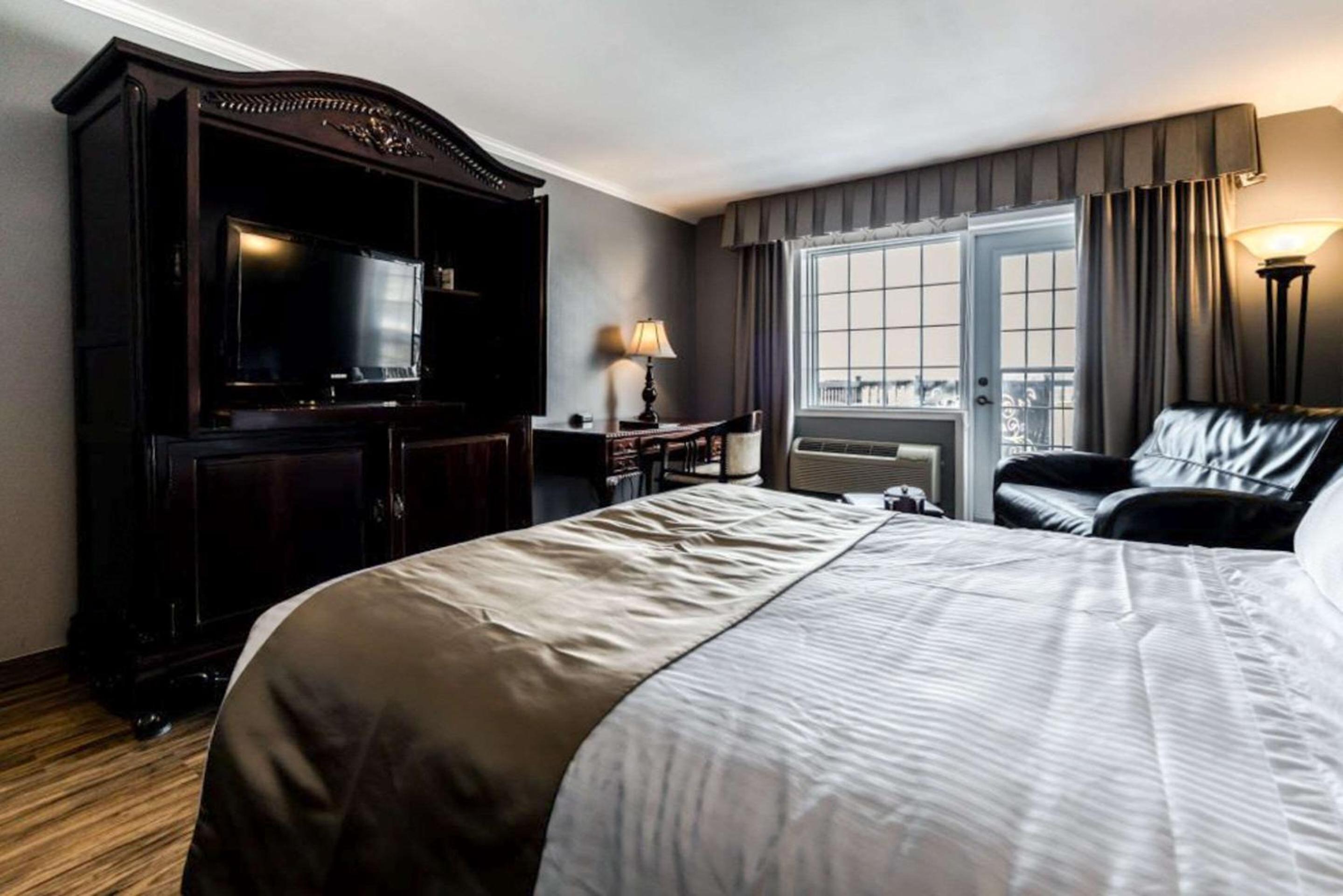 Superior Queen Room with Partial Lake View - Photo 3