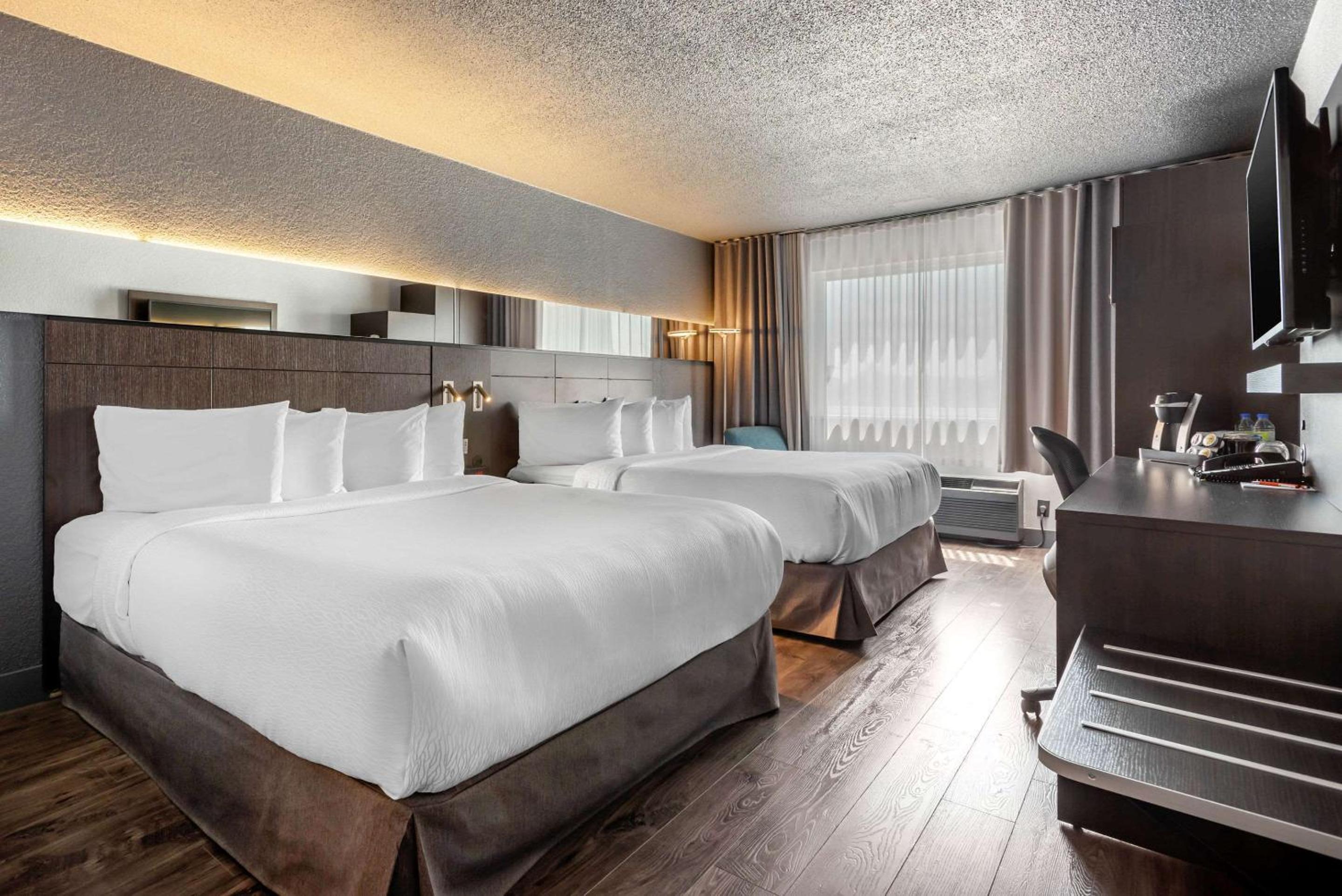 Queen Room with Two Queen Beds - Non-Smoking thumbnail 5