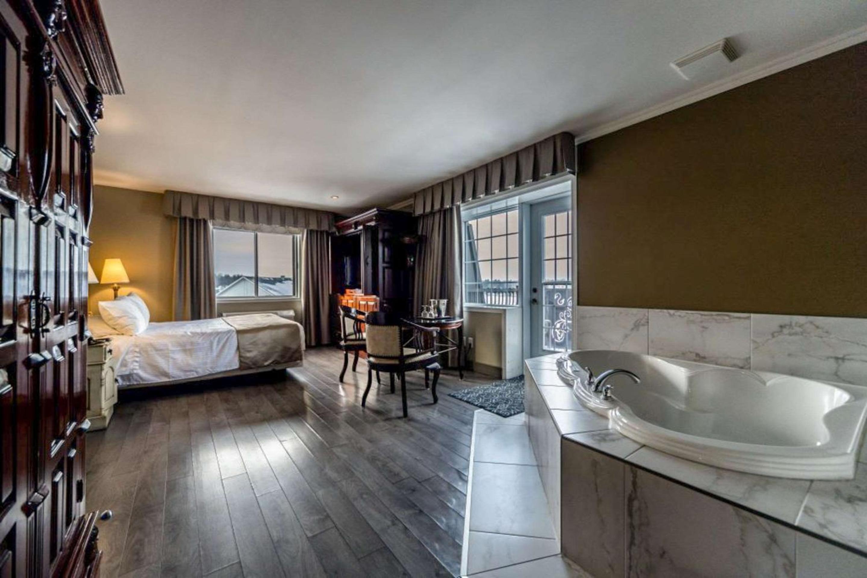 Queen Suite - Non-Smoking - Photo 2
