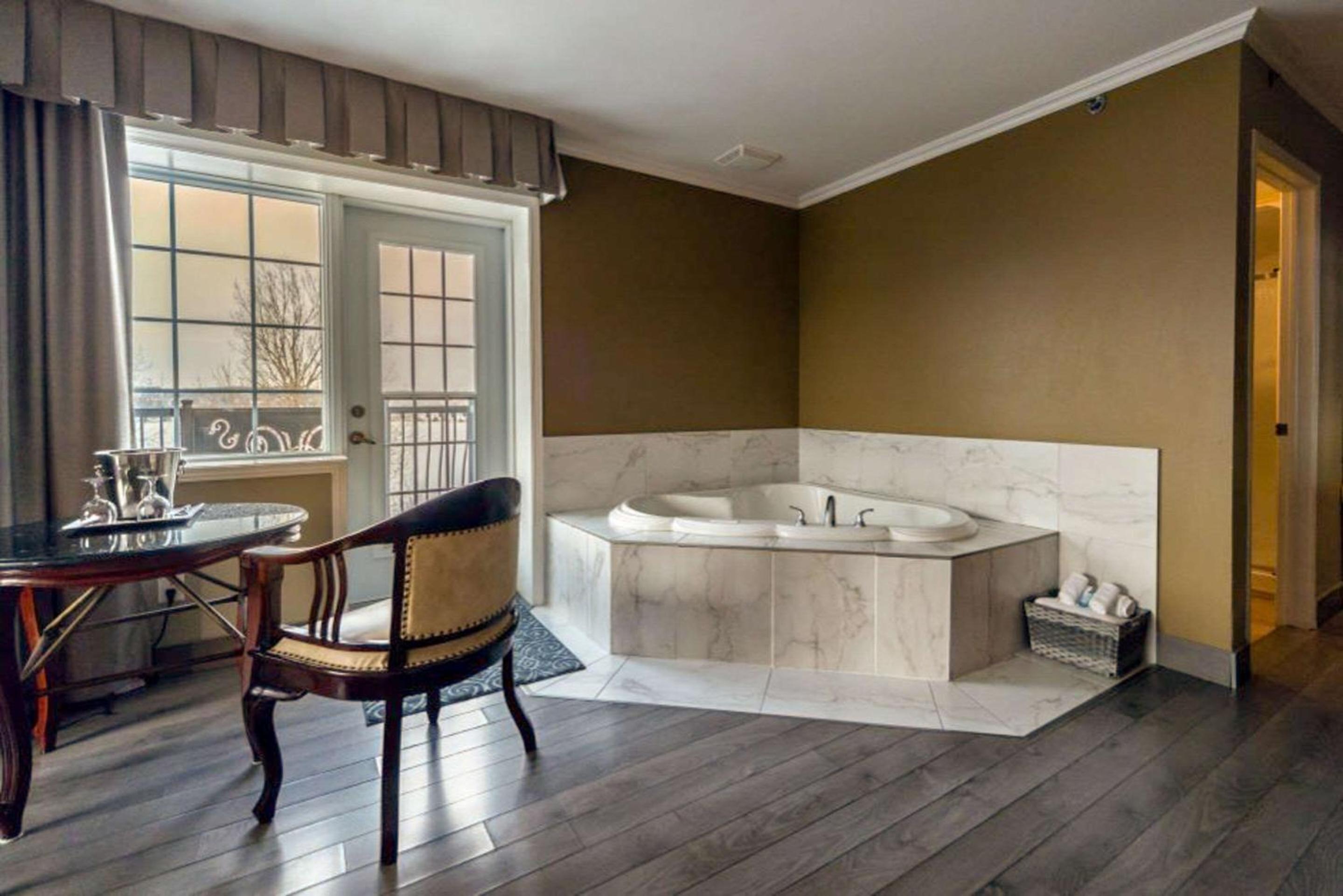 Queen Suite - Non-Smoking - Photo 3