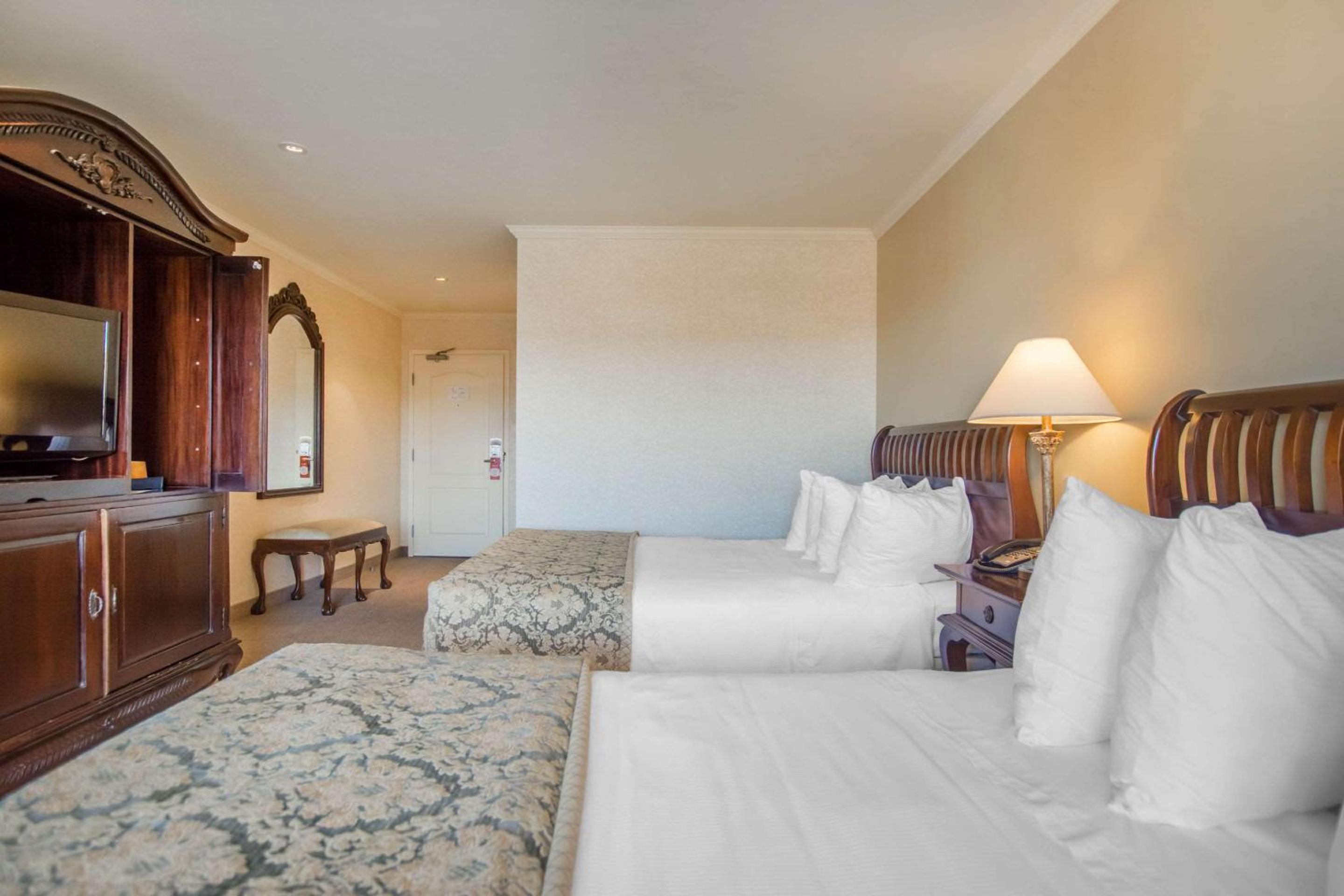 Classic Queen Room with Two Queen Beds - Photo 2