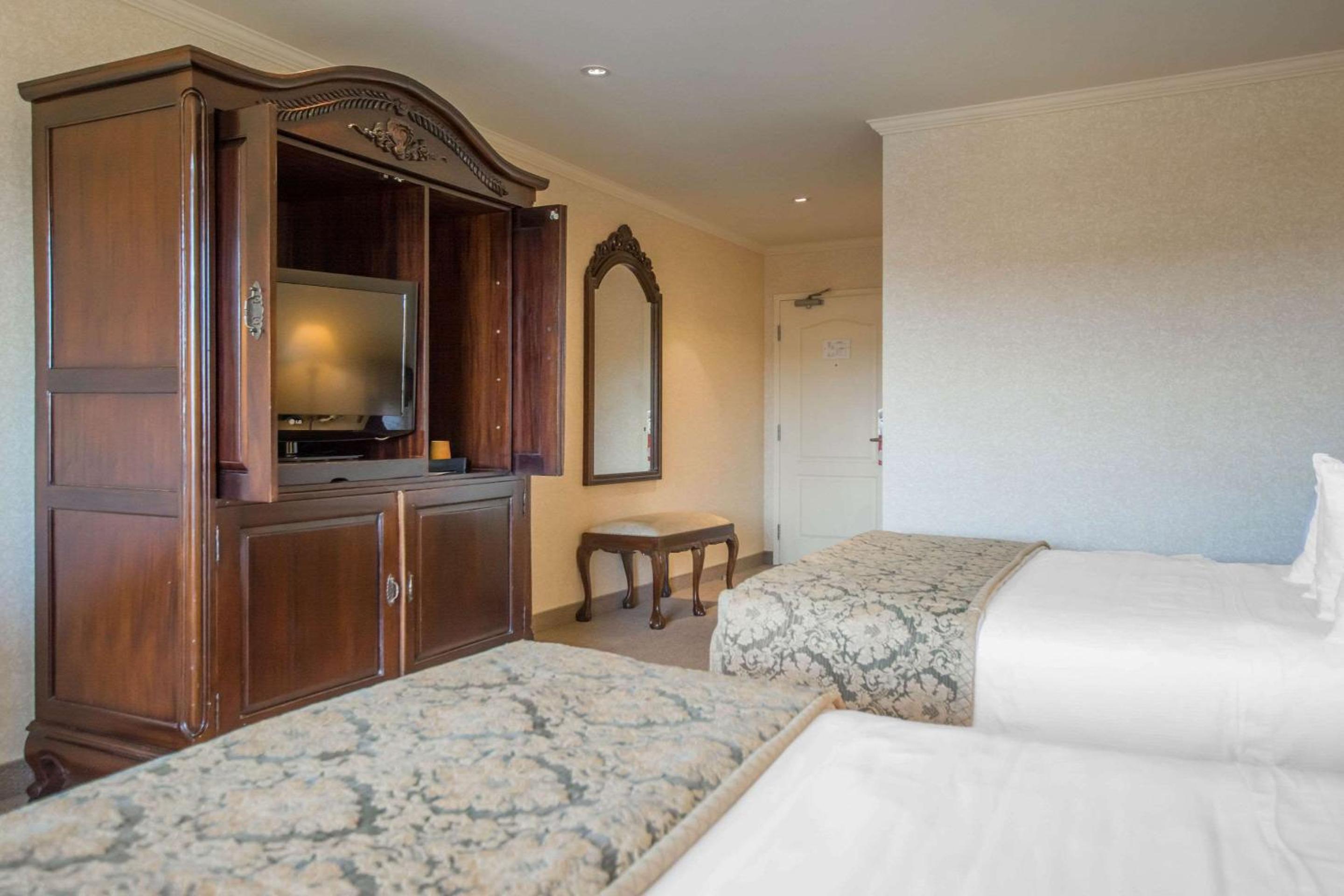 Classic Queen Room with Two Queen Beds - Photo 3