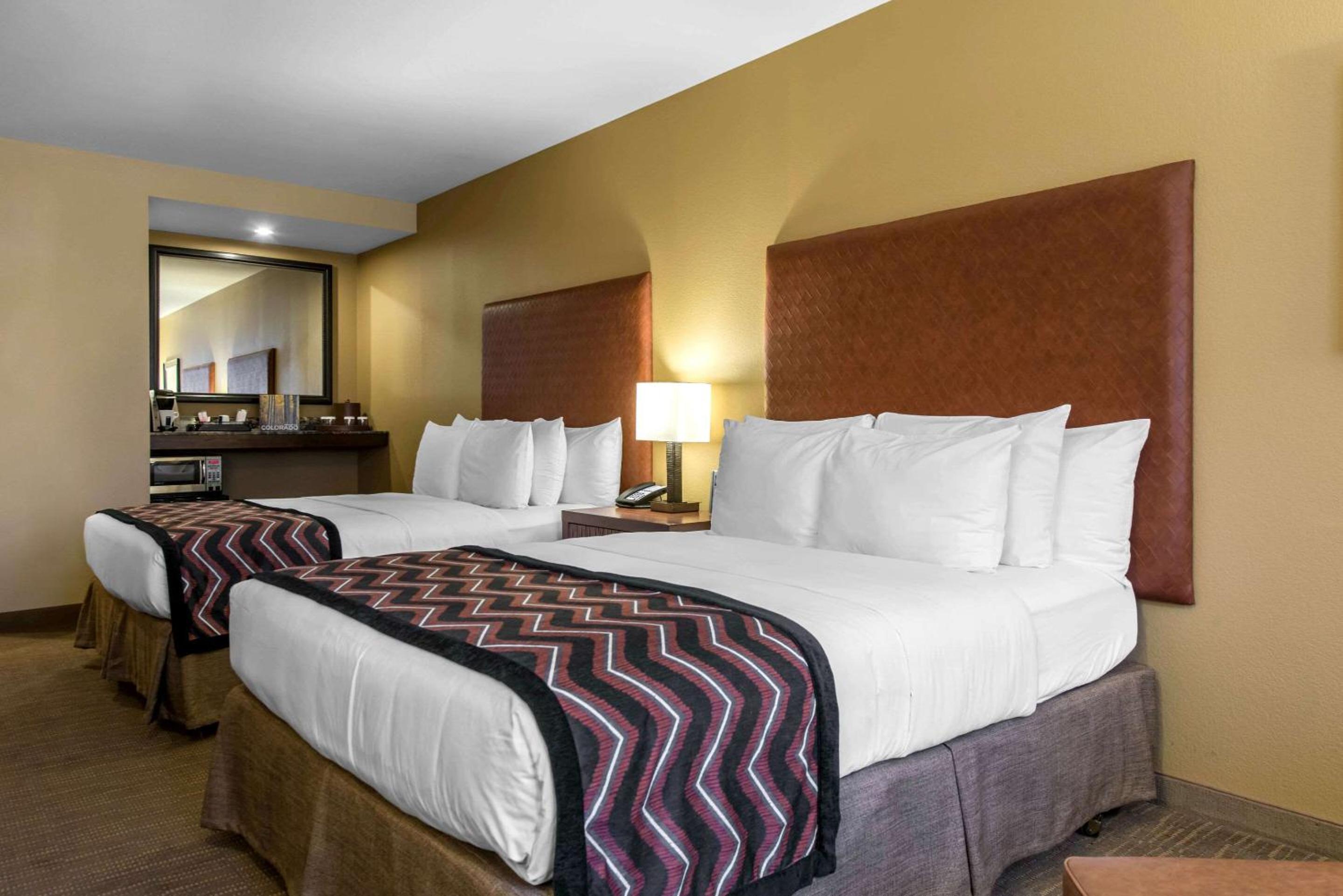 Queen Room with Two Queen Beds - Non-Smoking - Photo 8