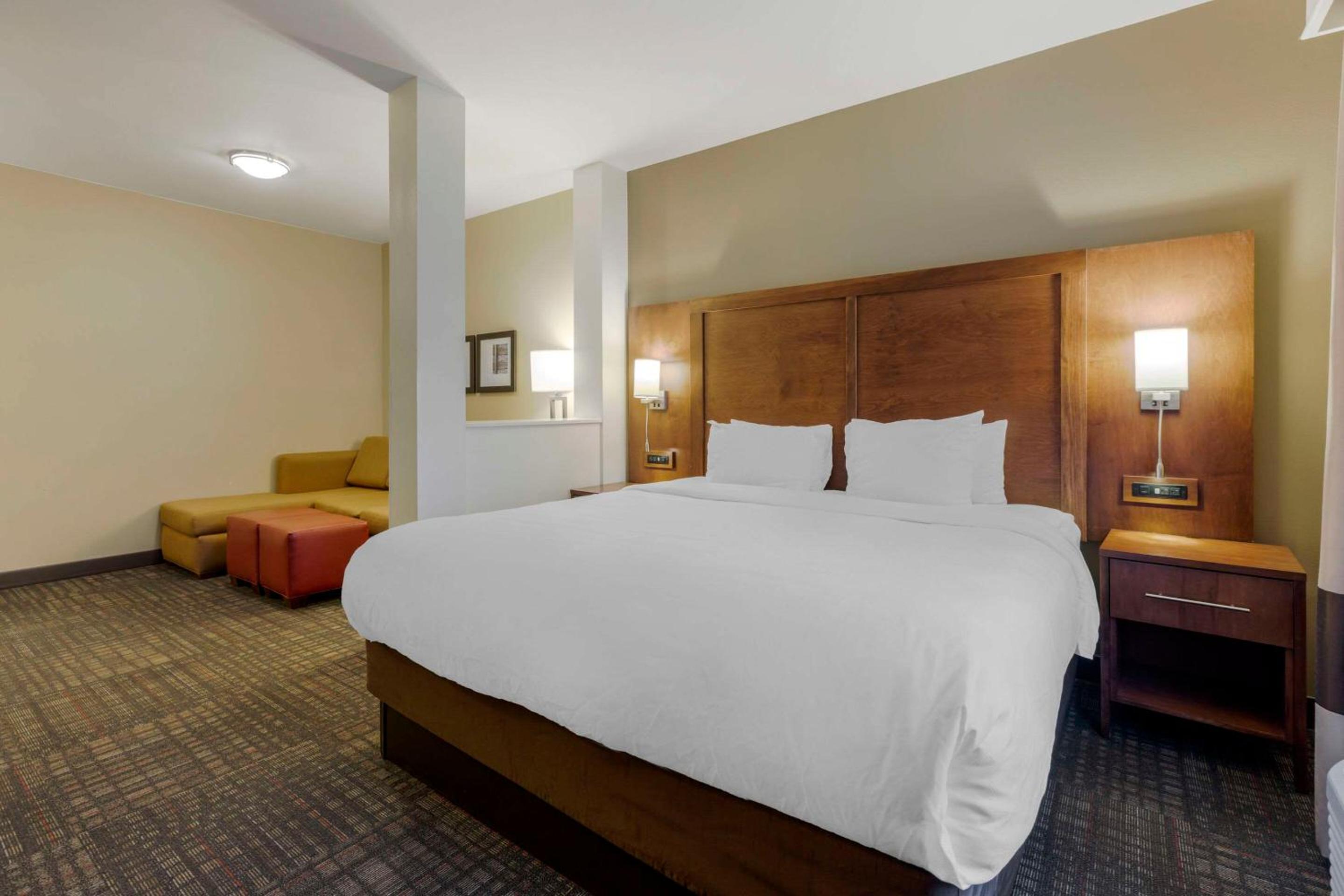 King Suite with Bathtub - Non-Smoking photo 1
