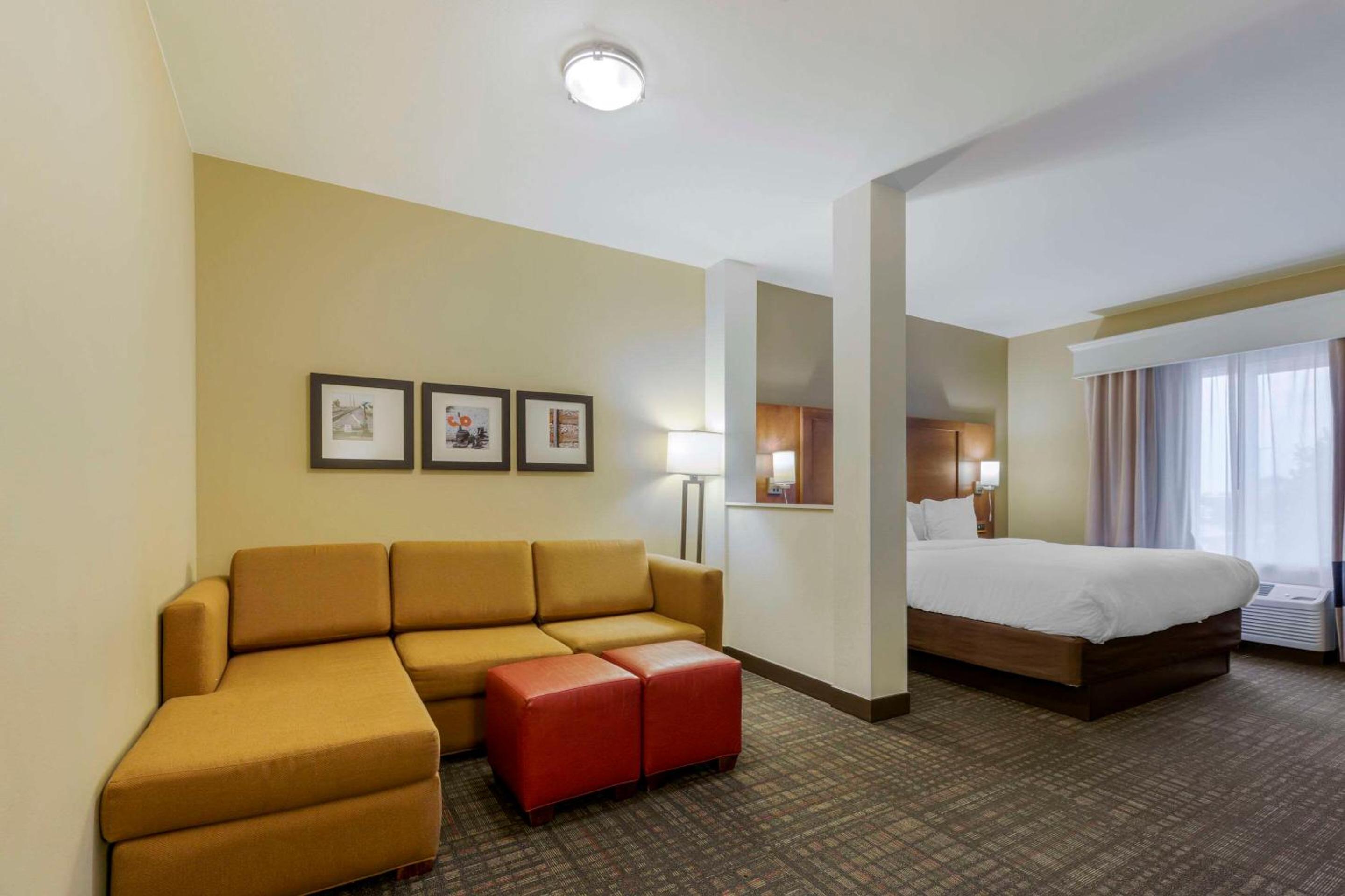 King Suite with Bathtub - Non-Smoking photo 2