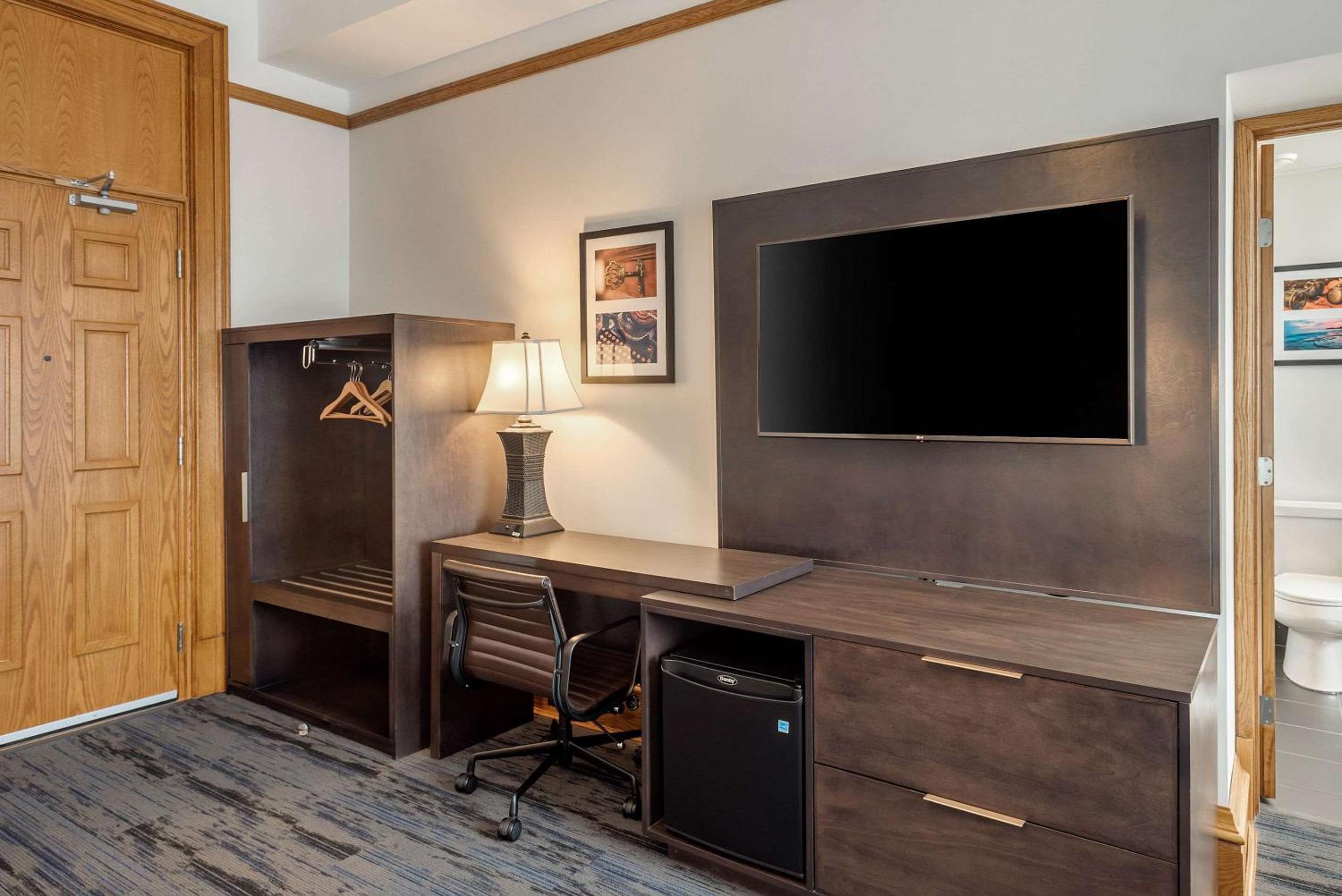 Superior Queen Room with Two Queen Beds and Lake View - Accessible/Non-Smoking photo 3