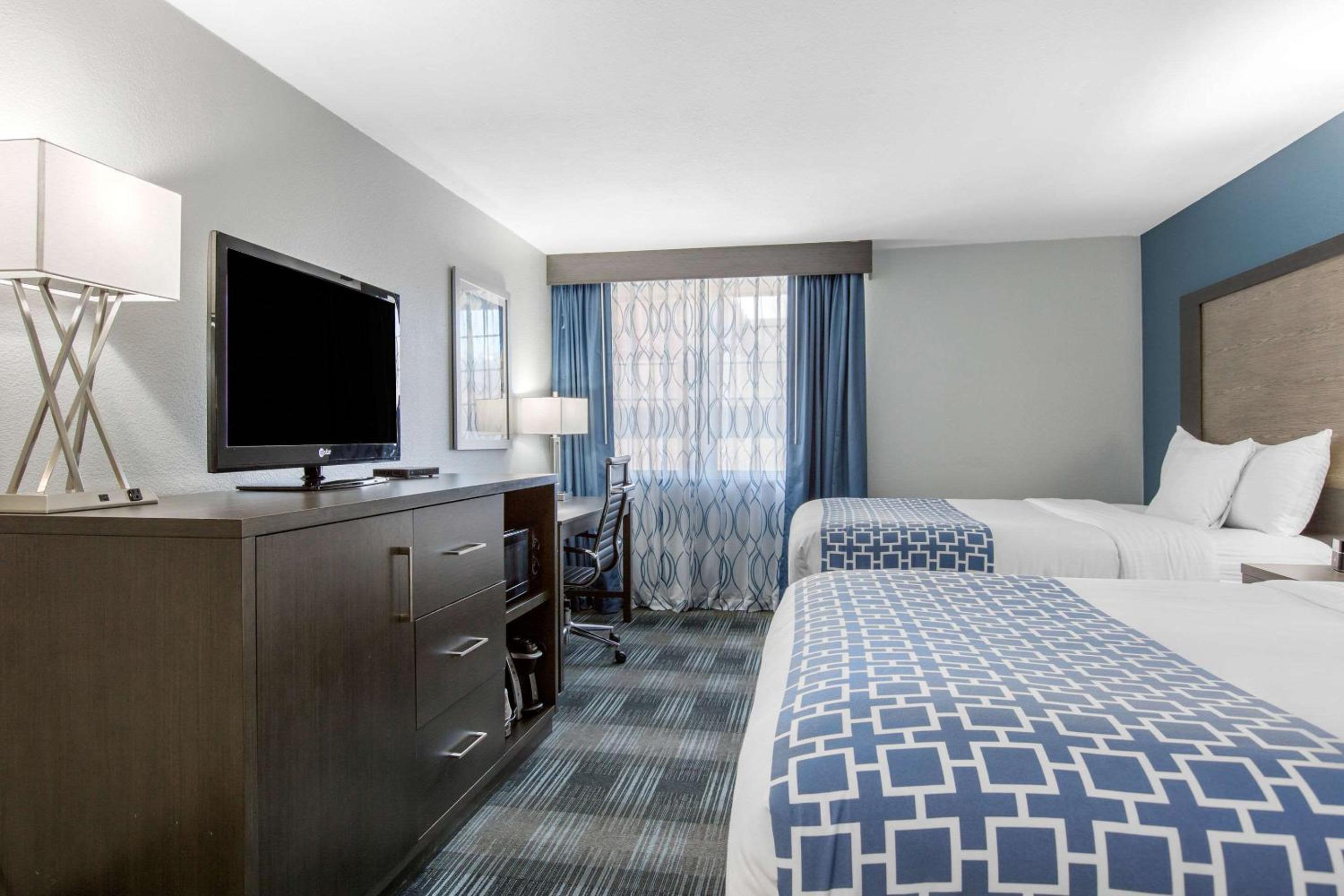 Queen Room with Two Queen Beds - Non-Smoking - Photo 1