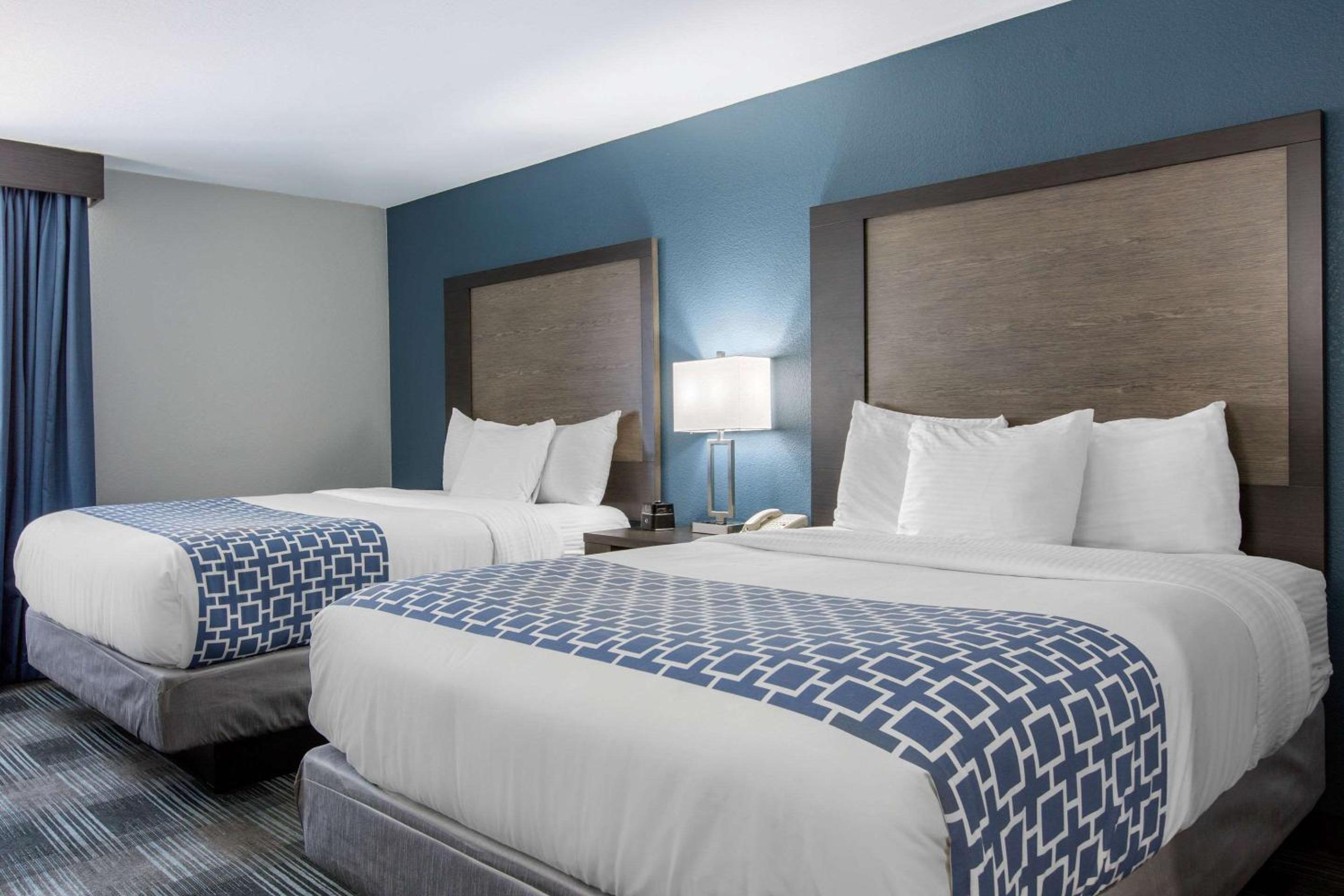 Queen Room with Two Queen Beds - Non-Smoking - Photo 4