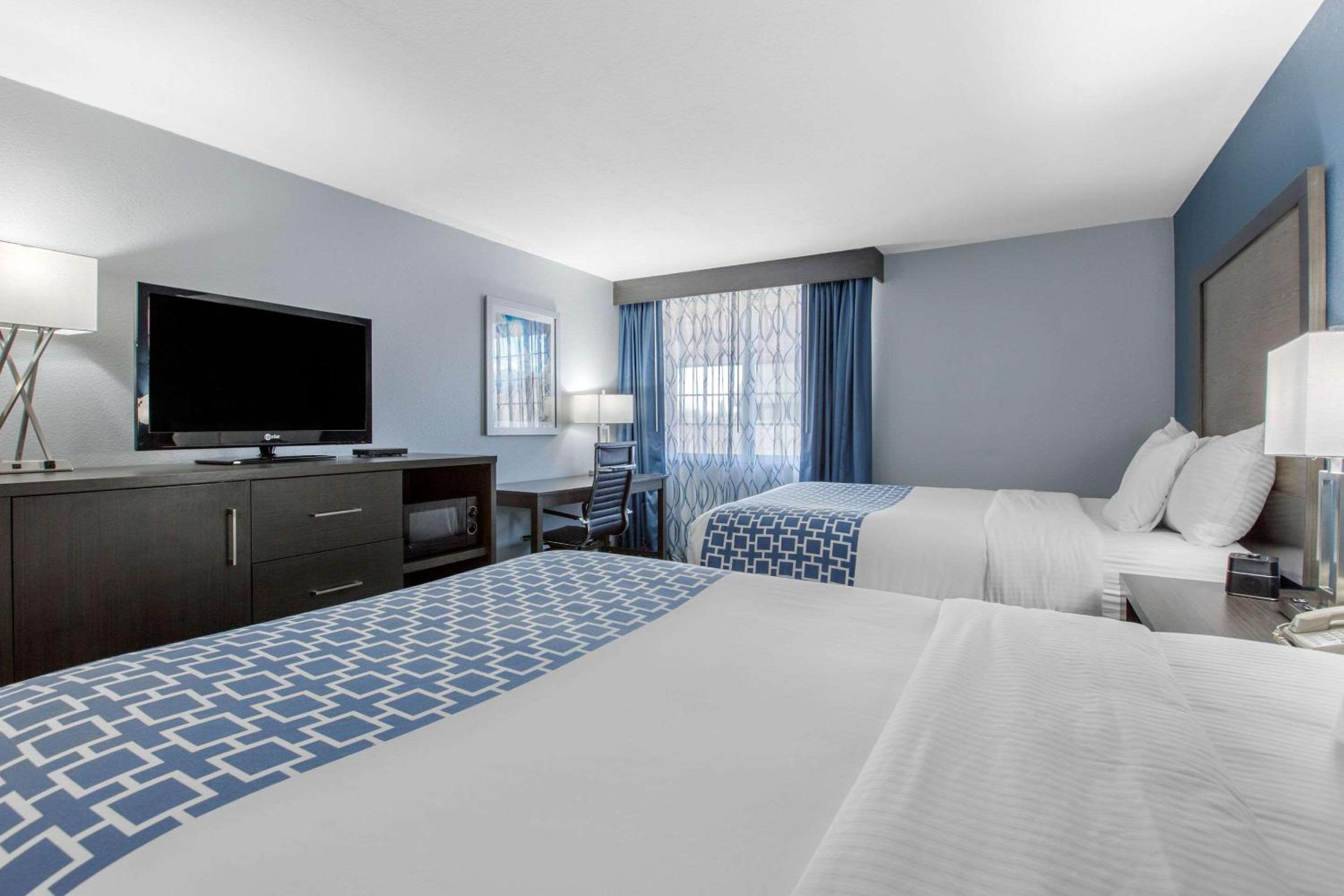 Queen Room with Two Queen Beds - Non-Smoking - Photo 6
