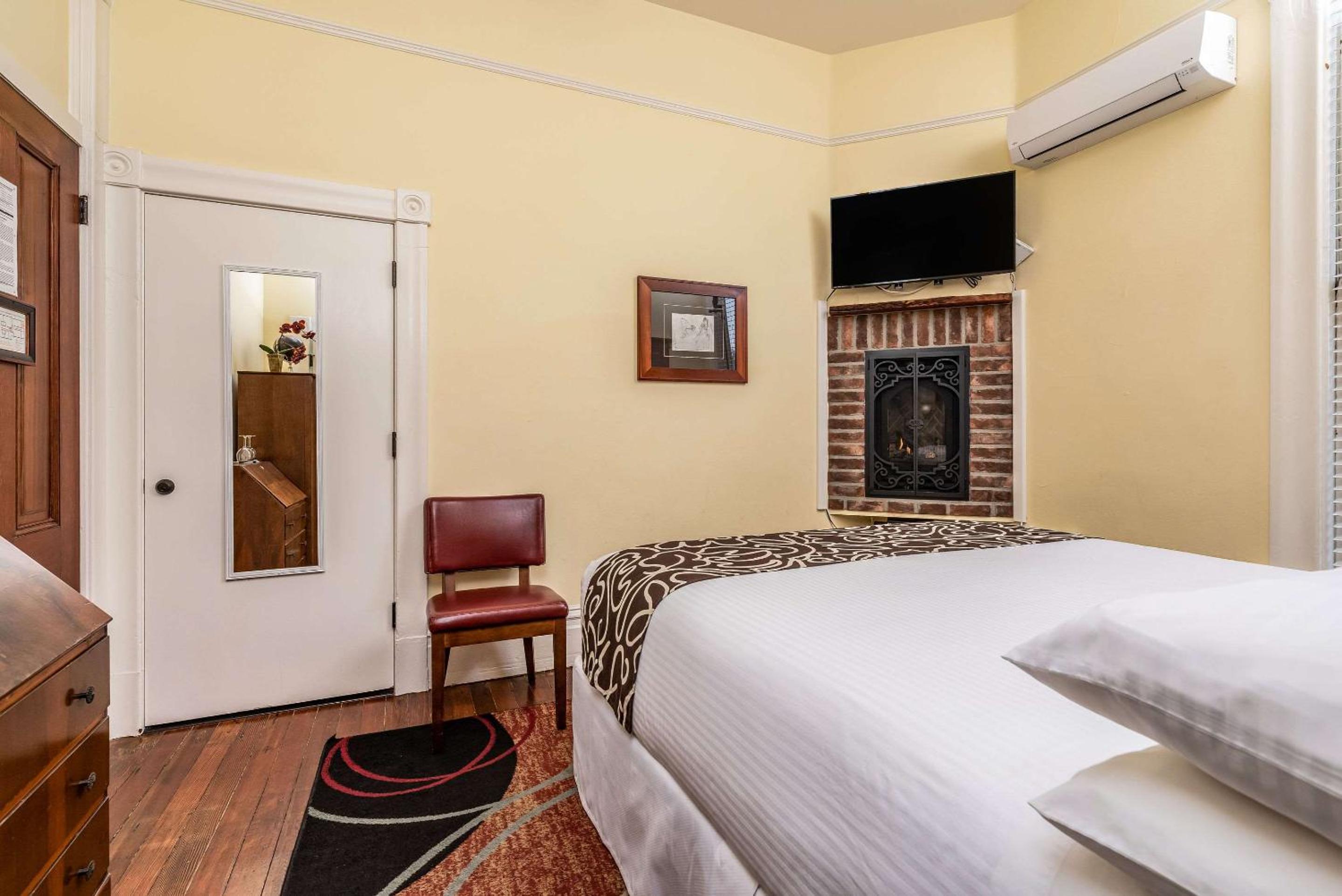 King Room - Non-Smoking photo 3
