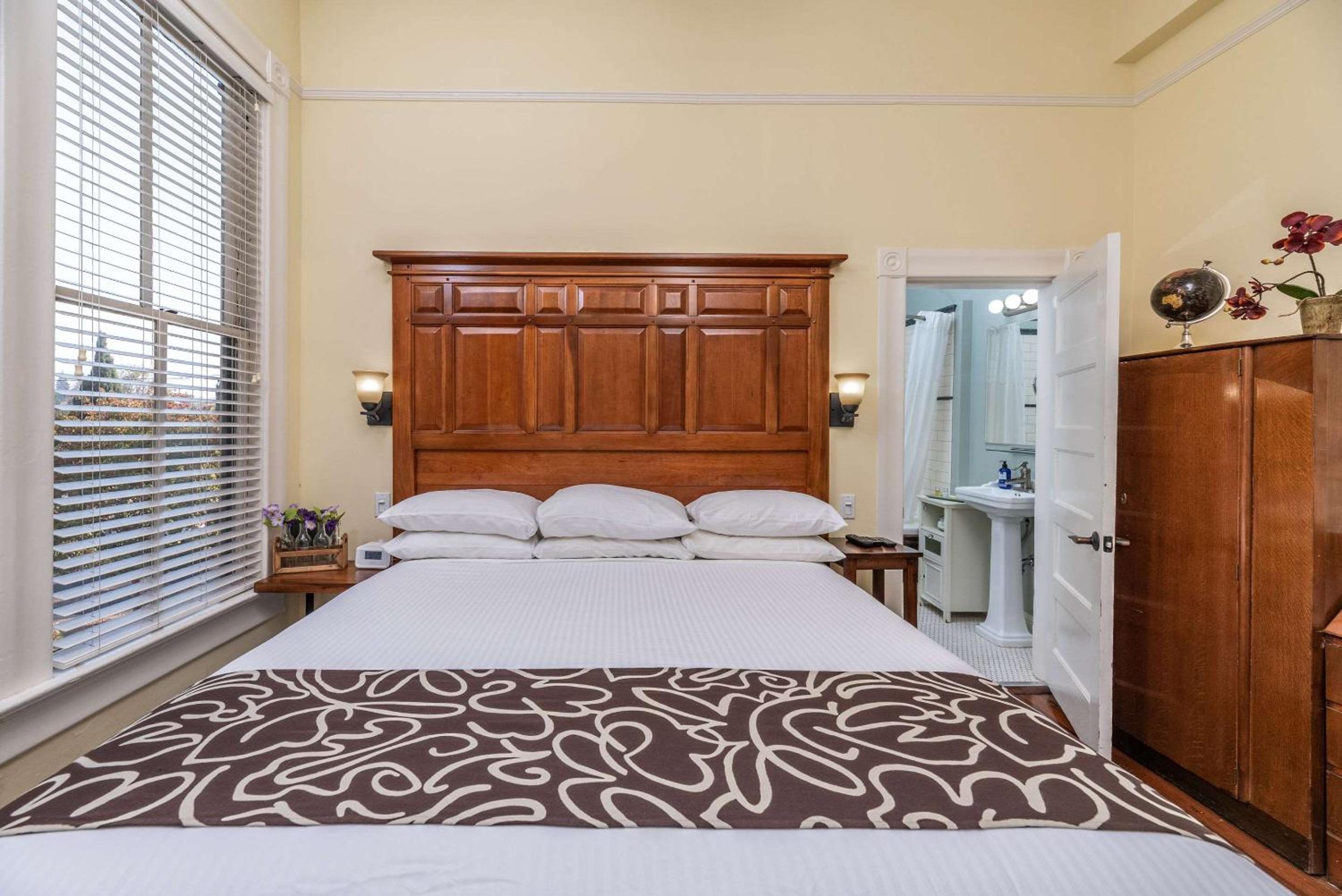 King Room - Non-Smoking photo 3