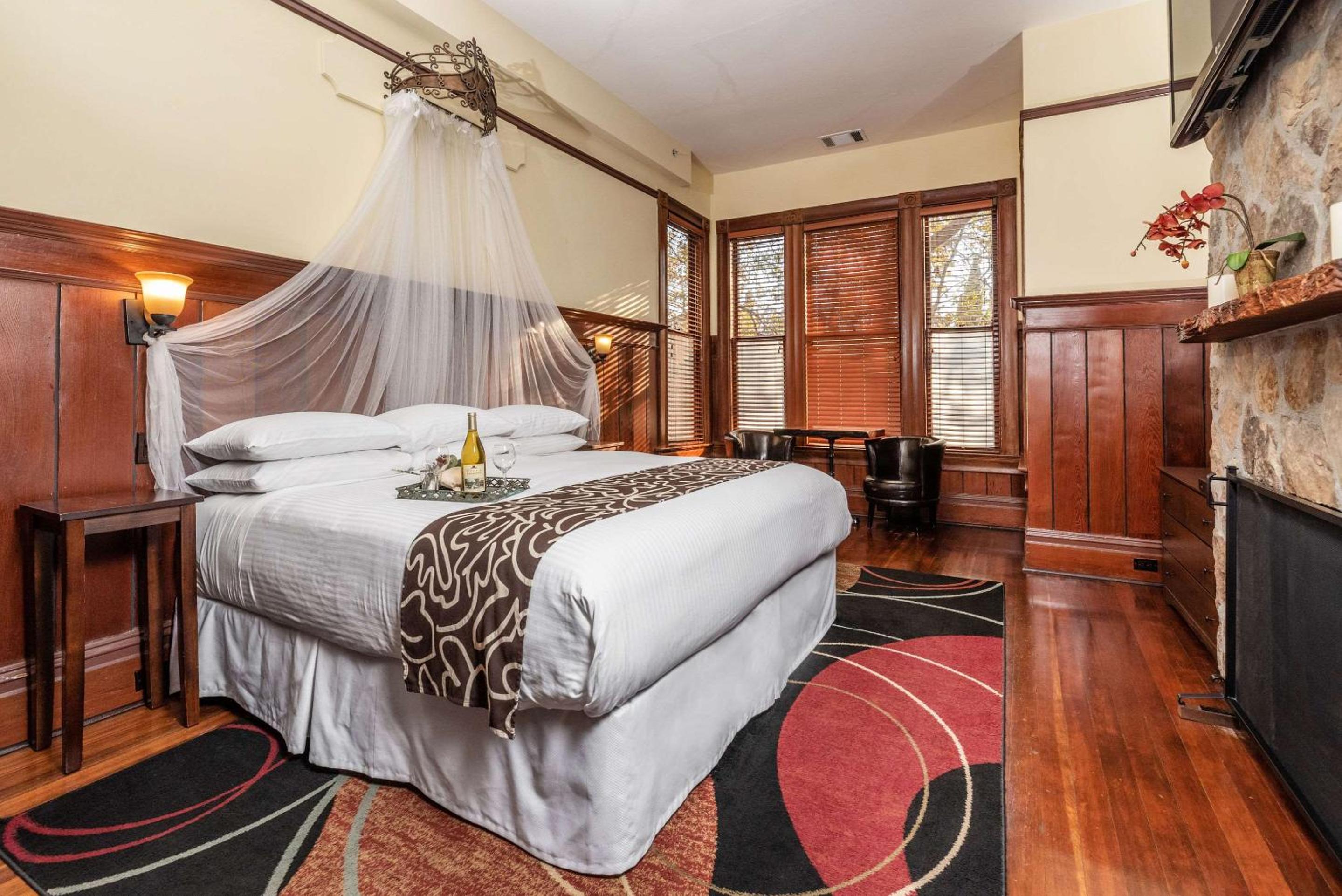 King Room with Spa Bath - Non-Smoking photo 3