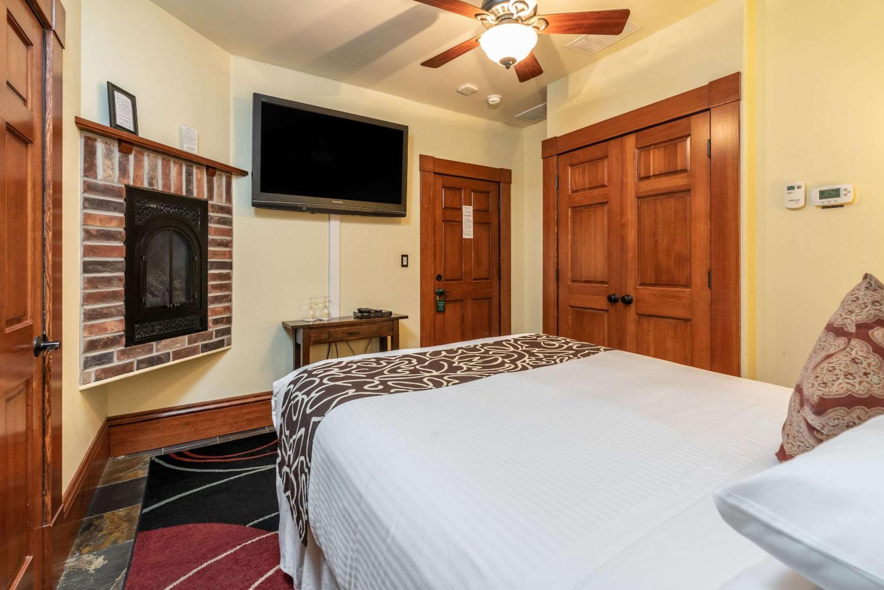 Queen Room with Spa Bath - Non-Smoking photo 1
