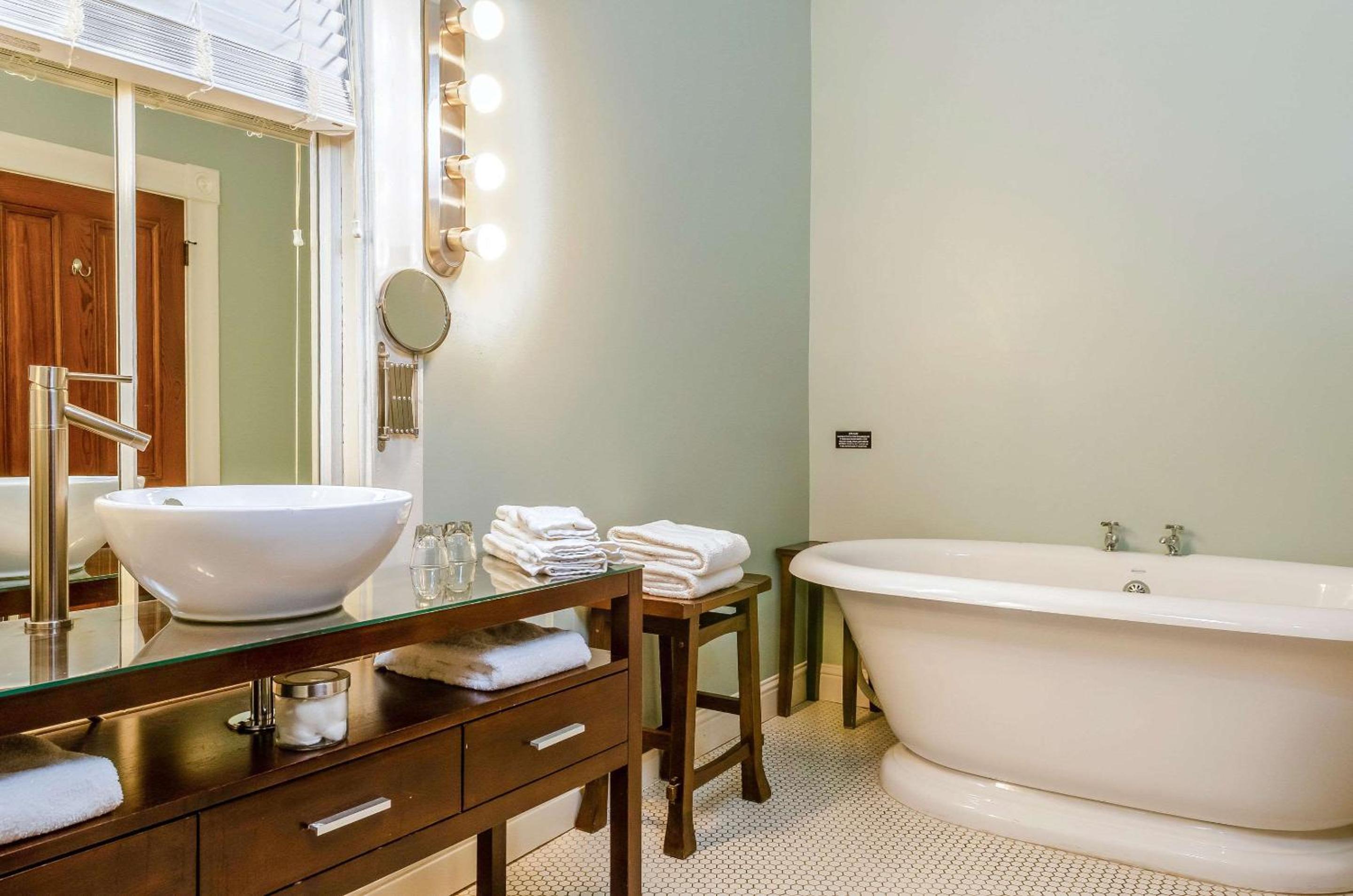 King Room with Spa Bath - Non-Smoking photo 2