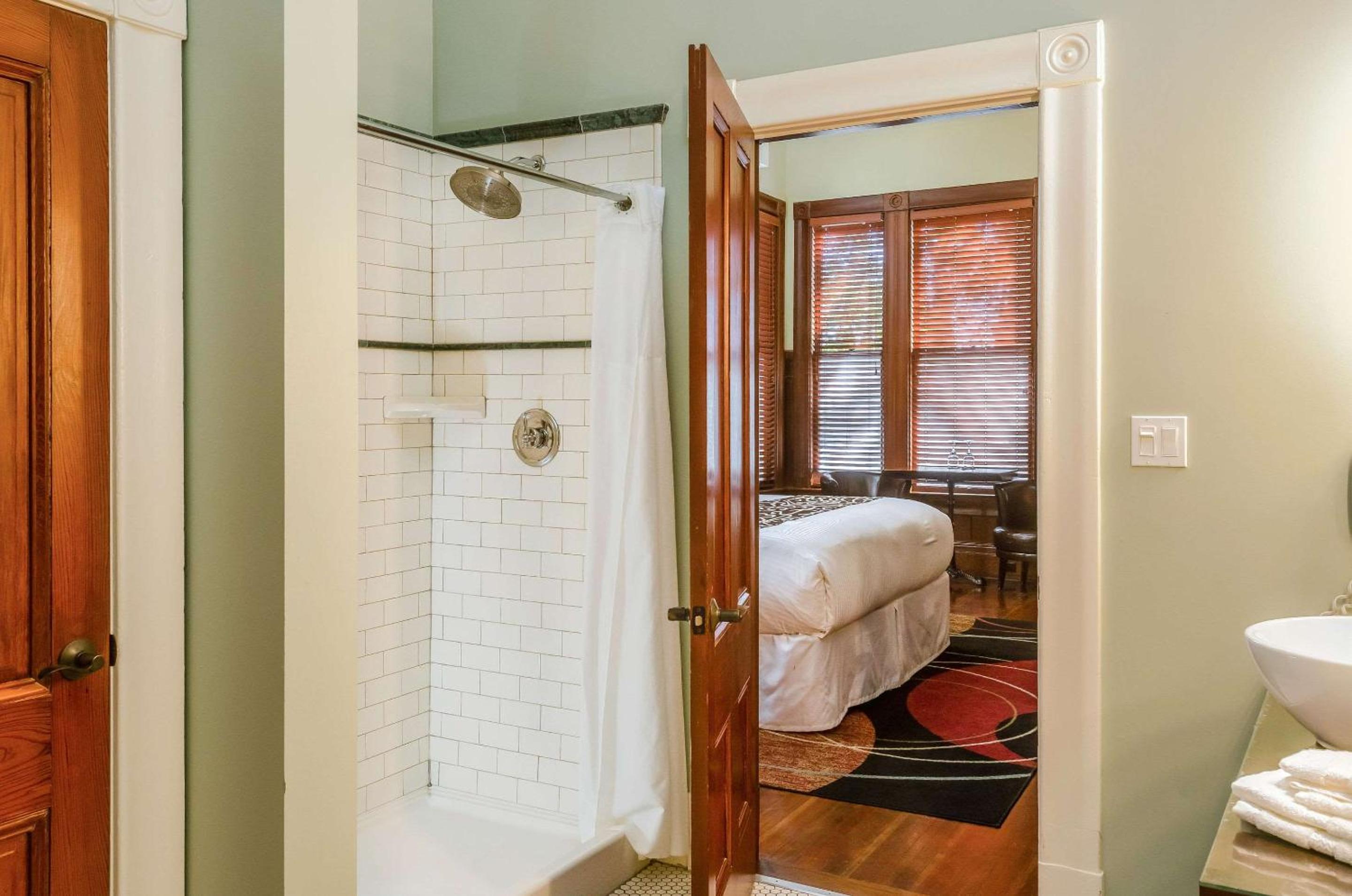 King Room with Spa Bath - Non-Smoking photo 3