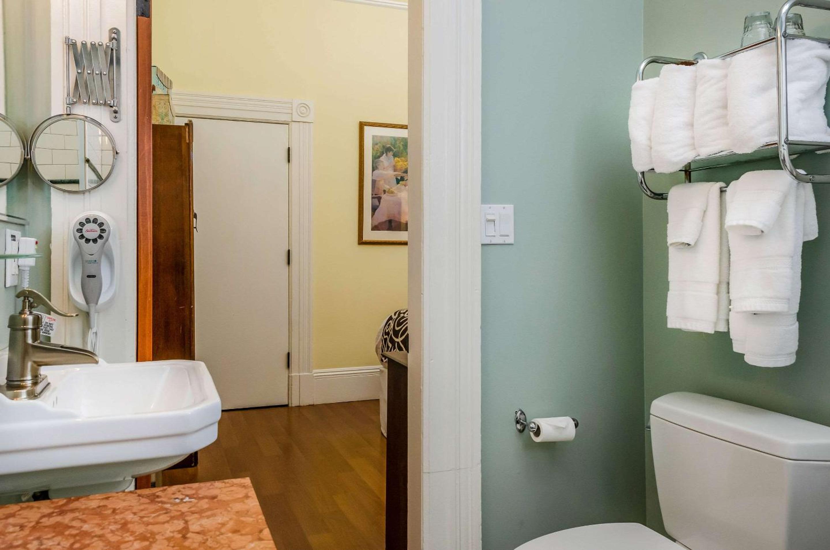 Queen Room - Non-Smoking photo 3