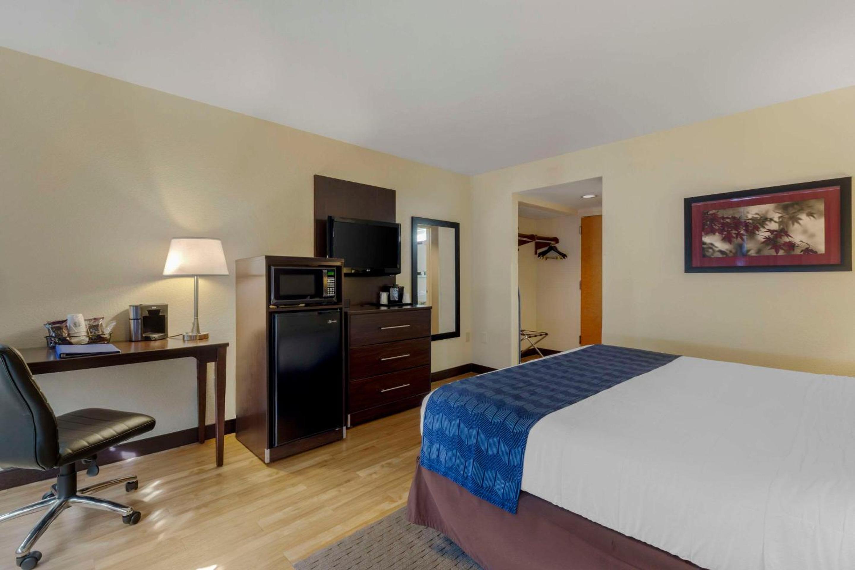 King Room - Non-Smoking - Photo 2