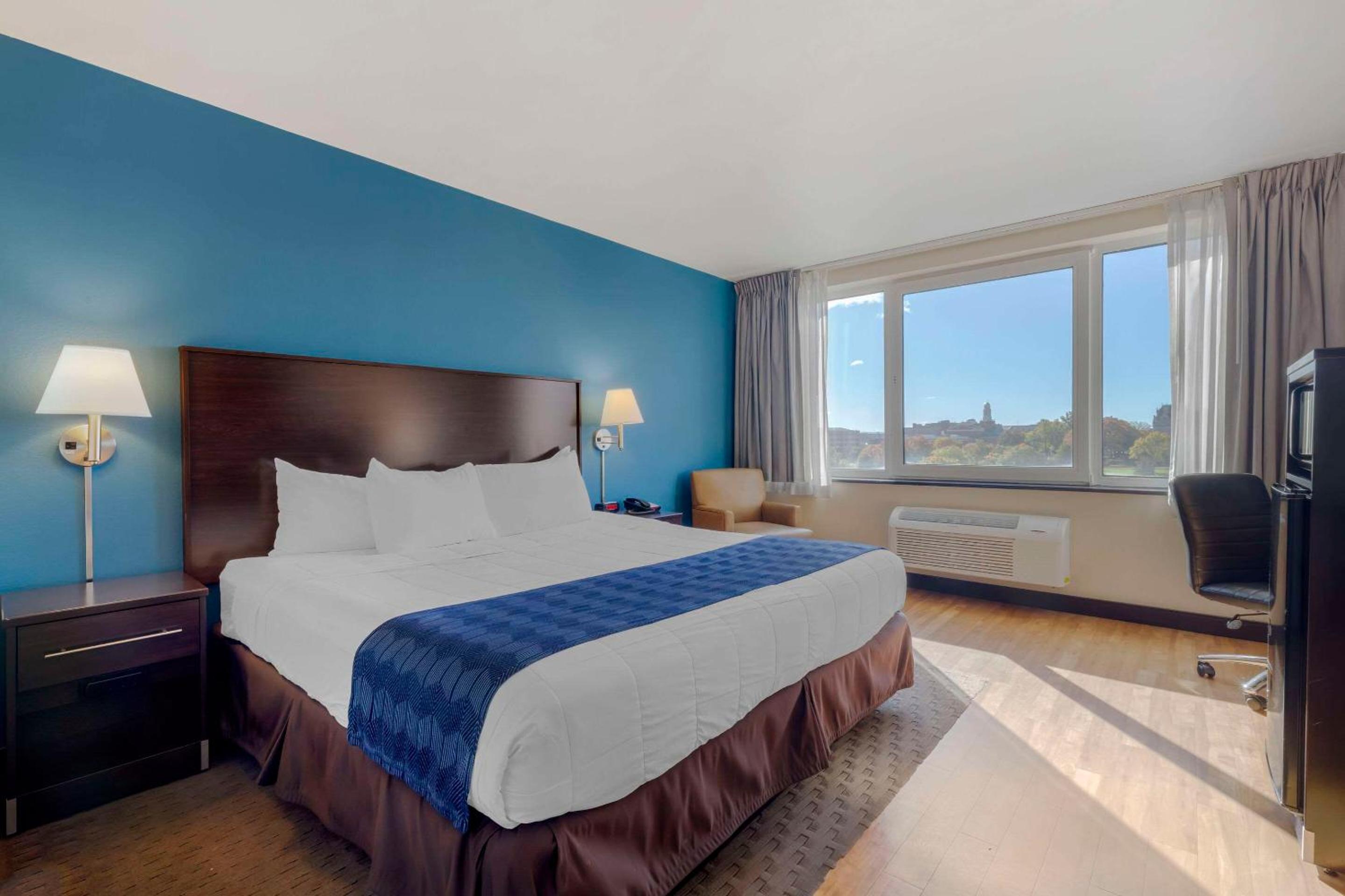 King Room - Non-Smoking - Photo 3