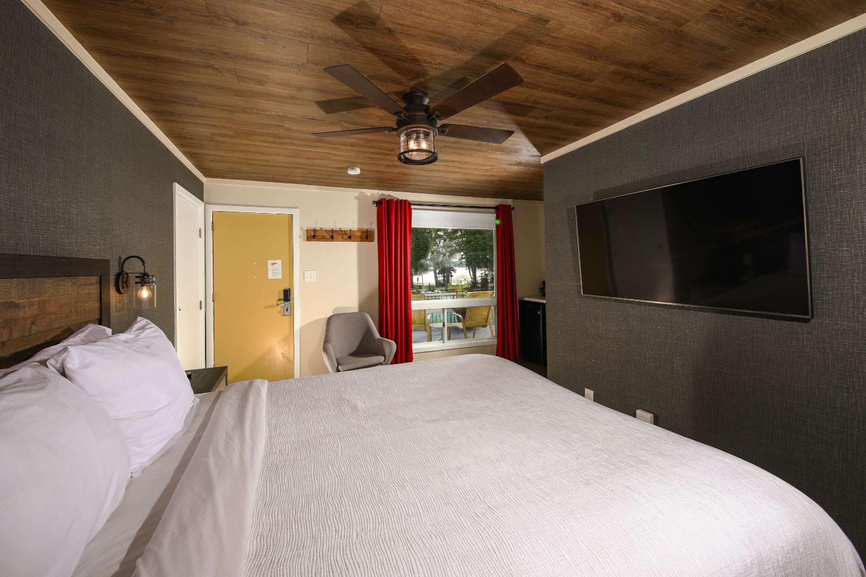 Queen Room with Lake View - Non-Smoking photo 1