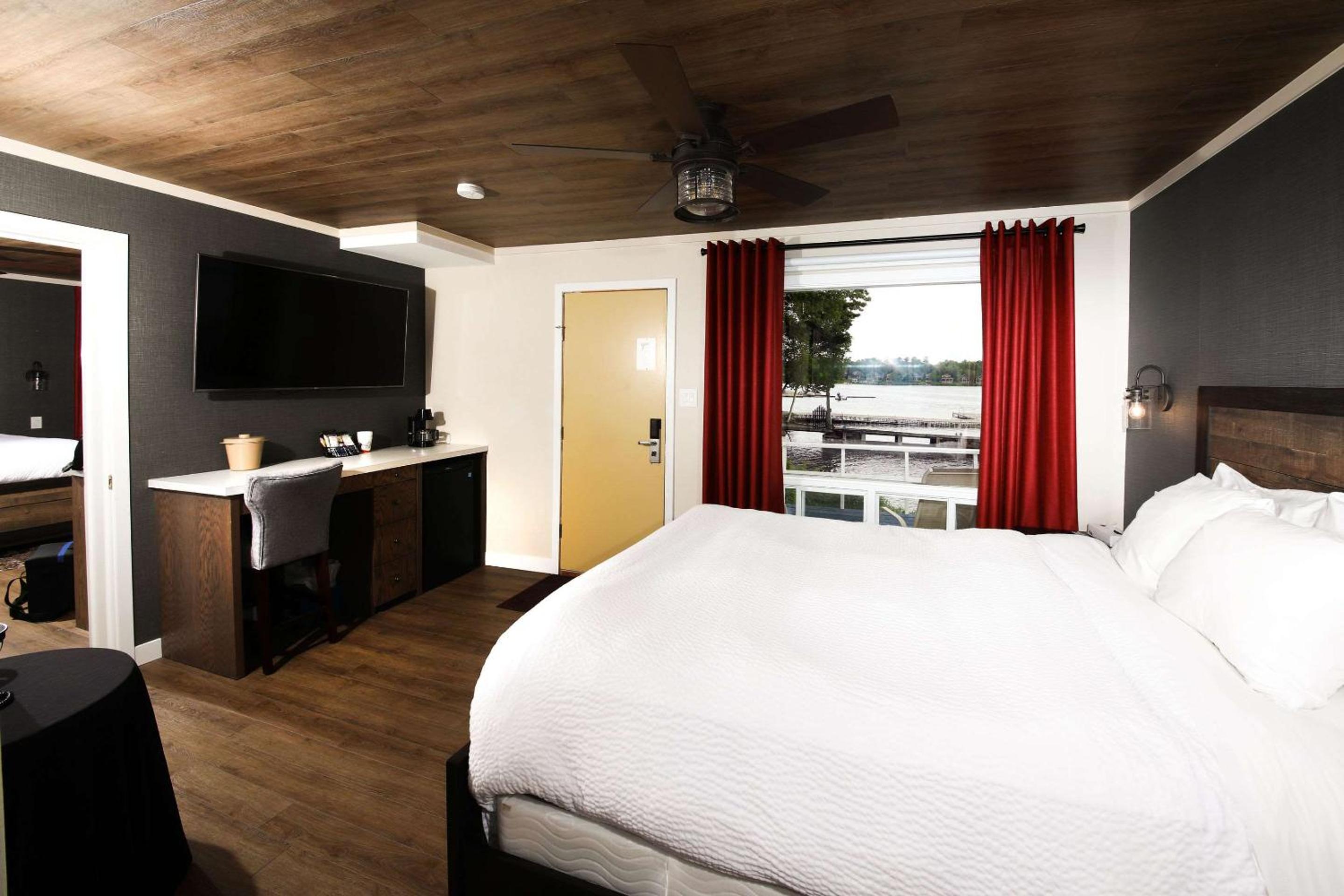 Queen Room Lake Front - Non-Smoking