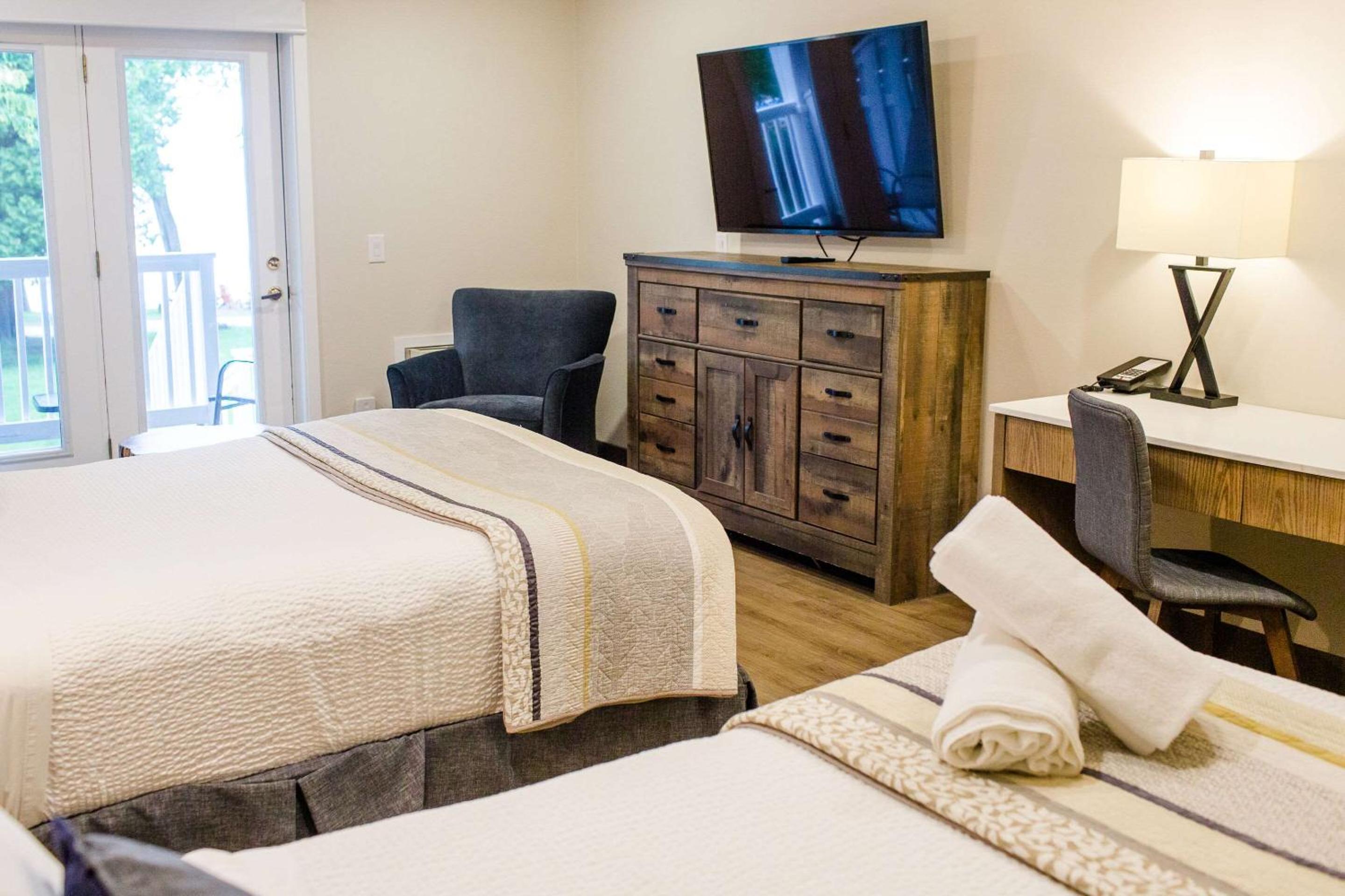 Queen Room with Two Queen Beds and Balcony/Lake View - Non-Smoking photo 1