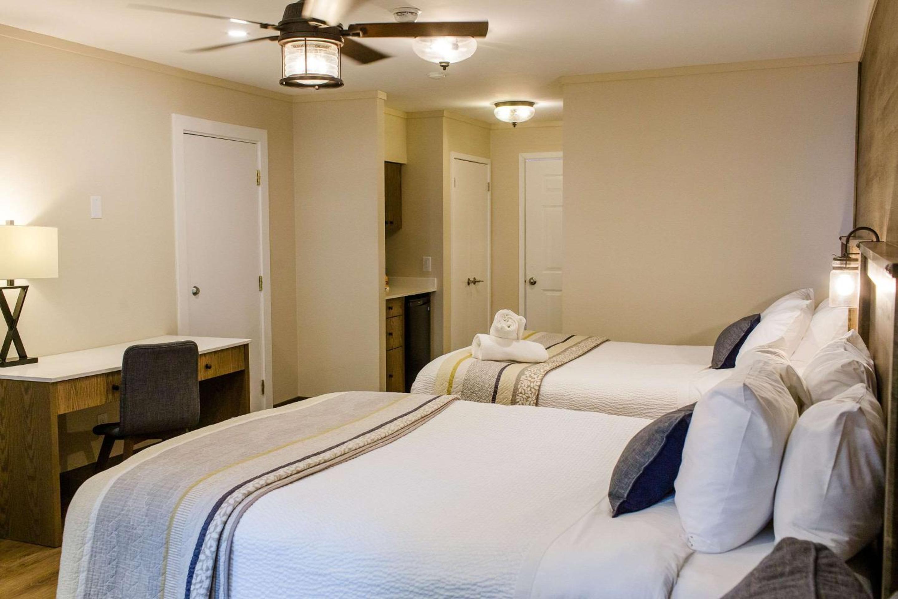 Queen Room with Two Queen Beds and Balcony/Lake View - Non-Smoking photo 2
