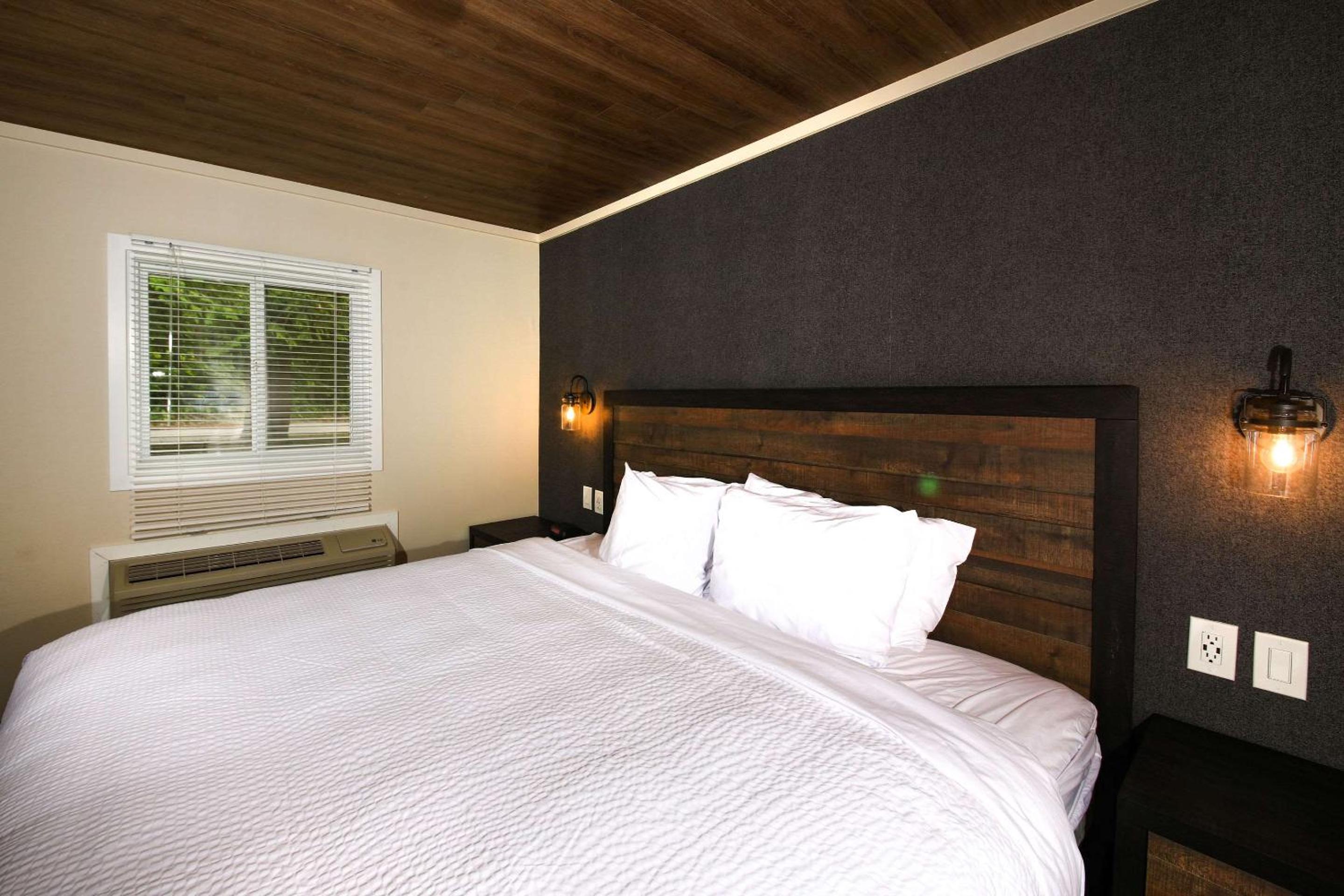 Efficiency Queen Room with Three Queen Beds - Non-Smoking