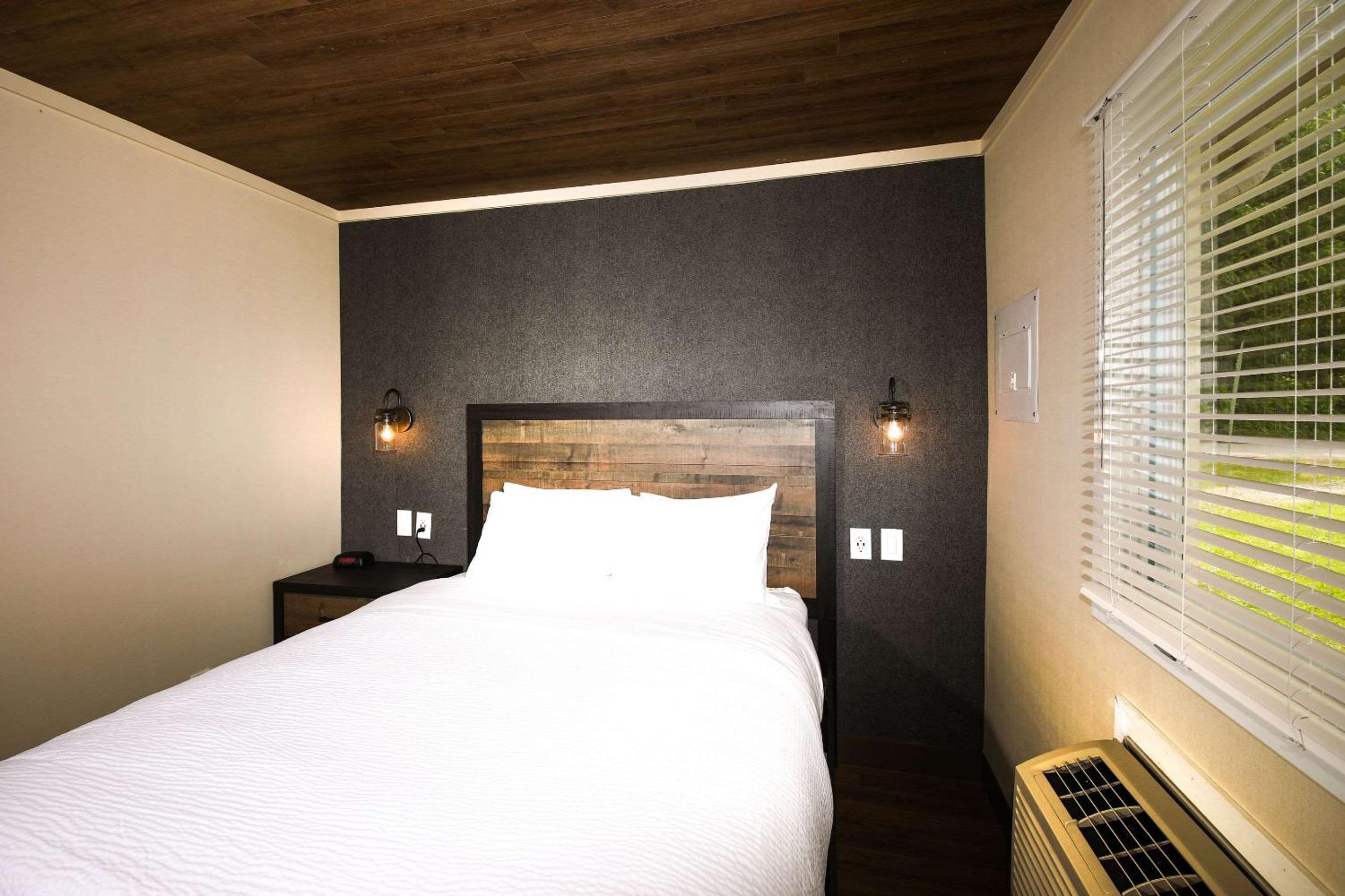 Efficiency Queen Room with Three Queen Beds - Non-Smoking