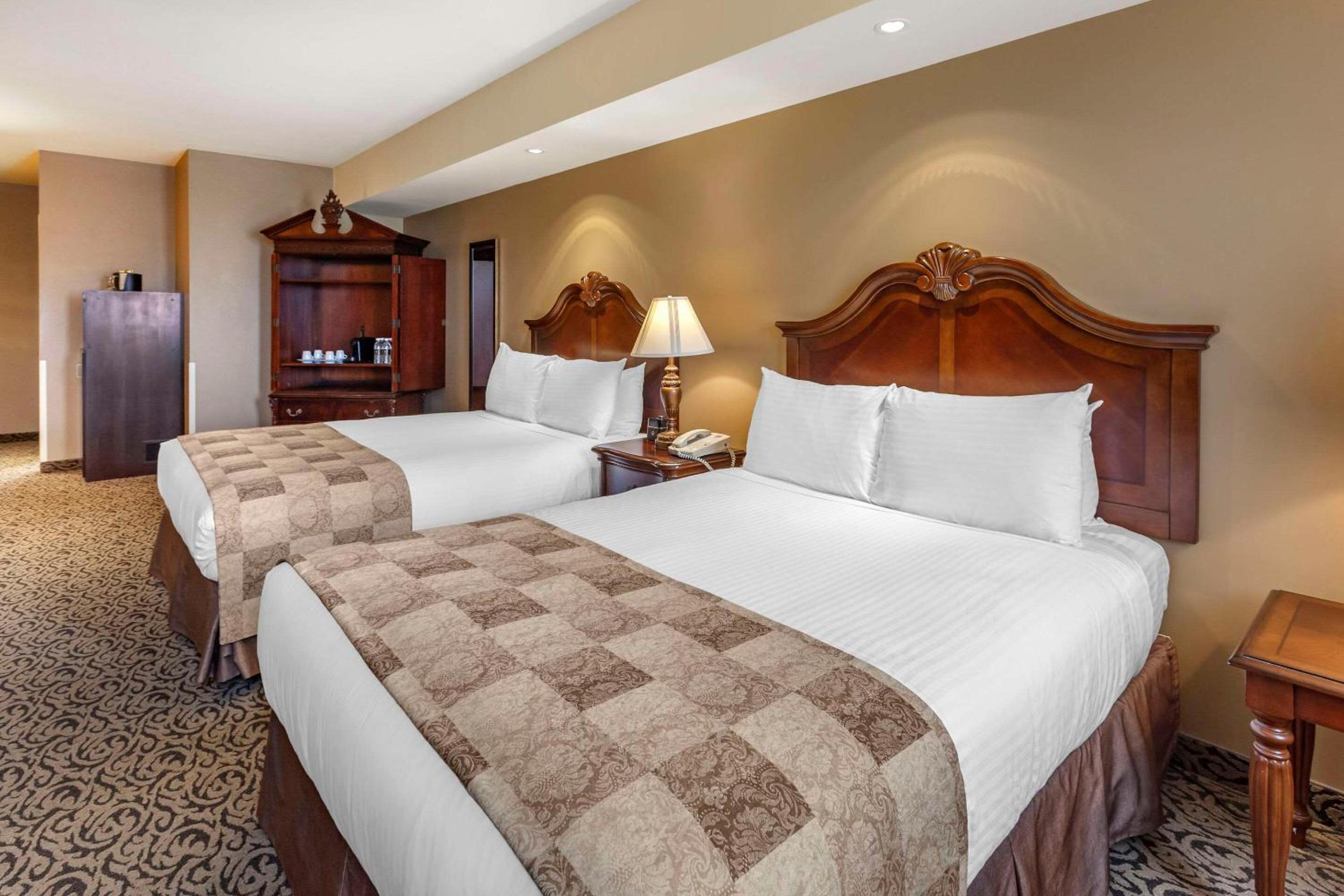 Deluxe Room with Two Queen Beds - Non-Smoking - Photo 2