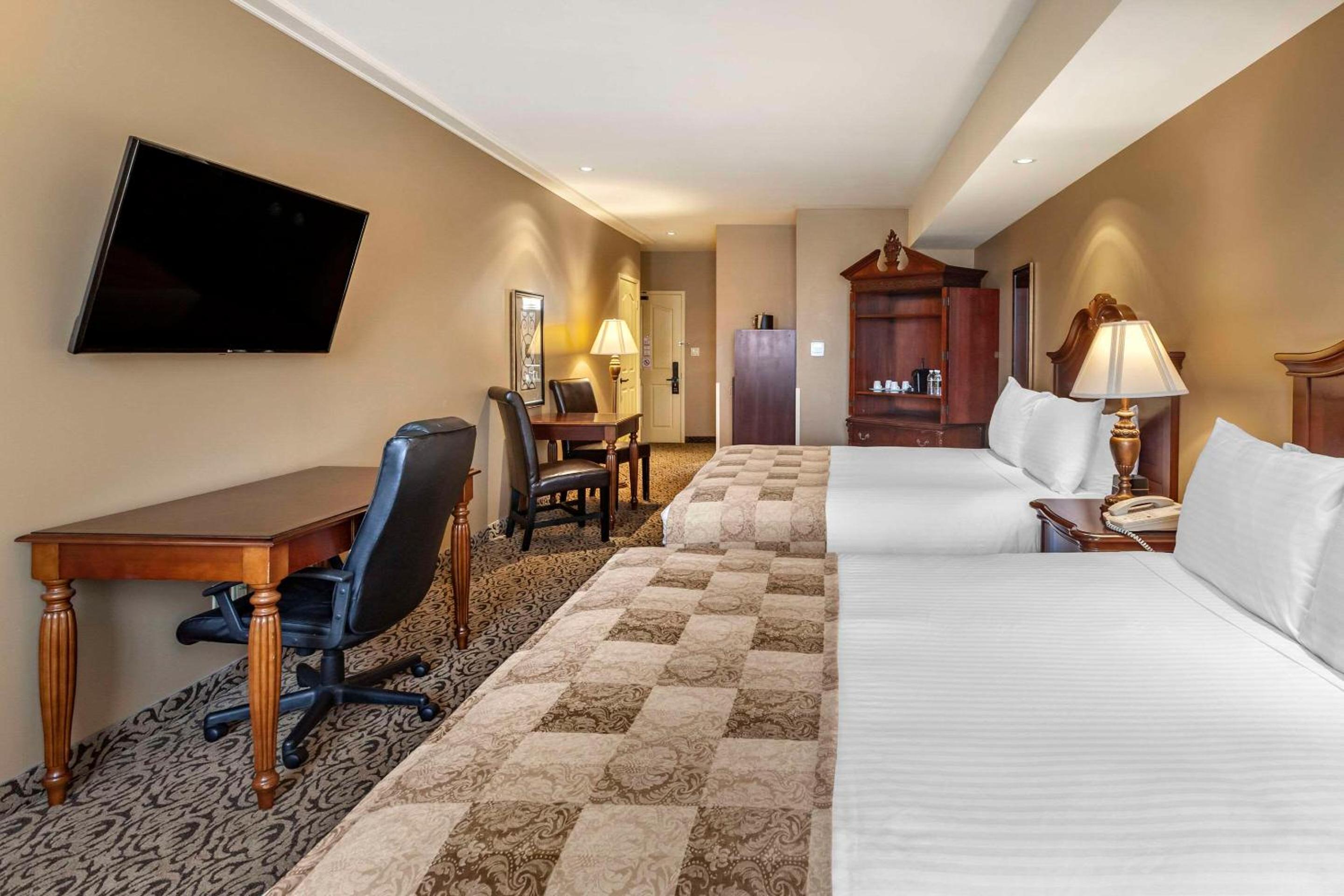 Deluxe Room with Two Queen Beds - Non-Smoking - Photo 3