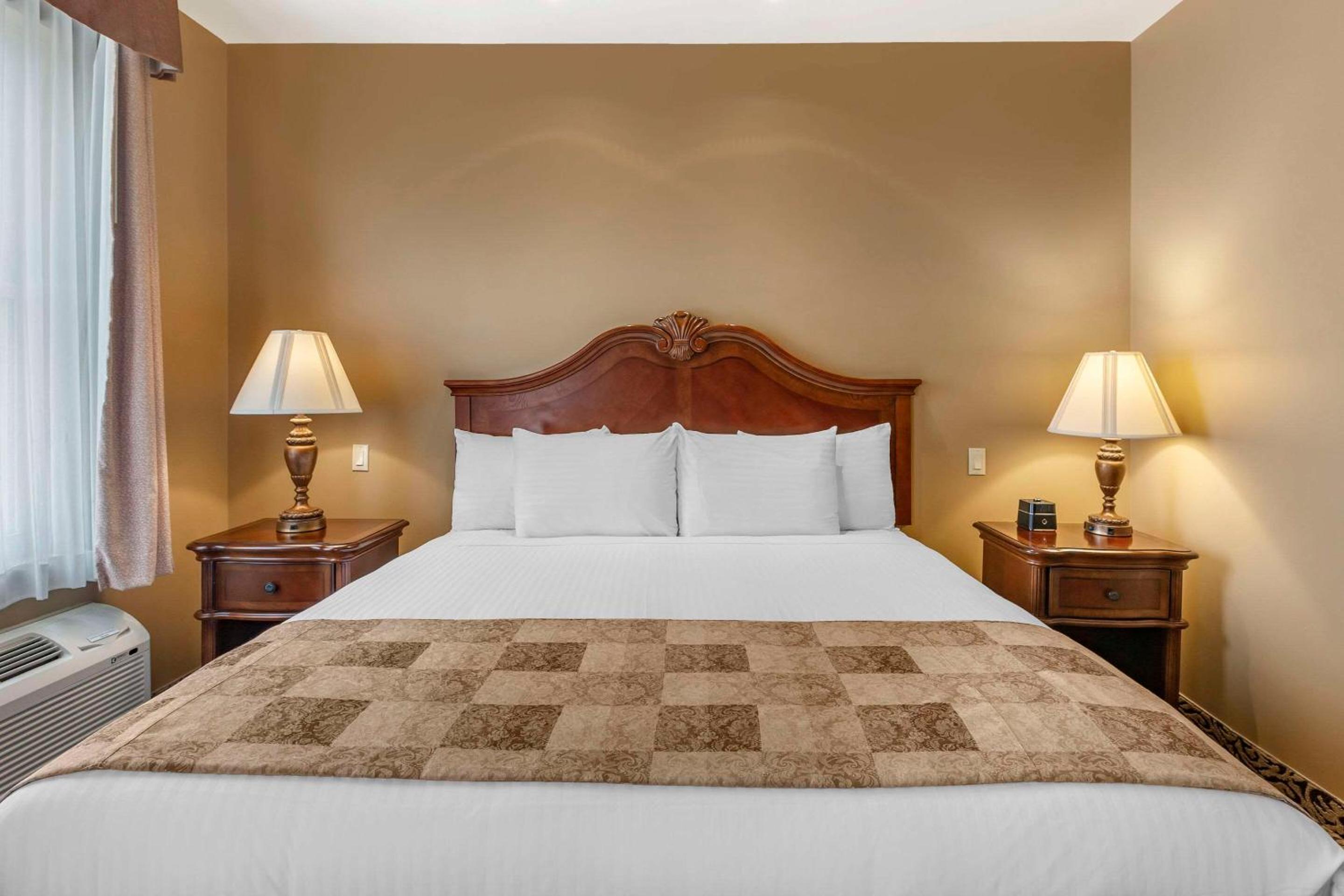 Superior King Room - Non-Smoking - Photo 3