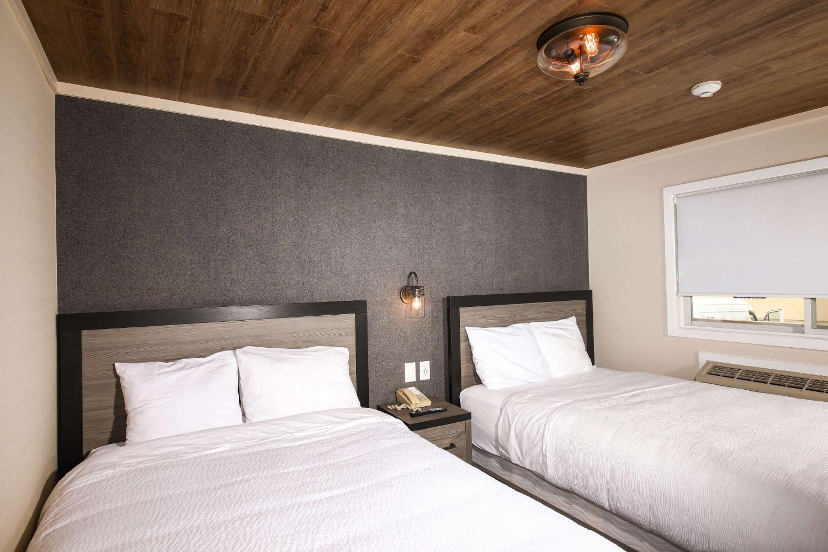 Superior Suite with Balcony/Lake View - Non-Smoking