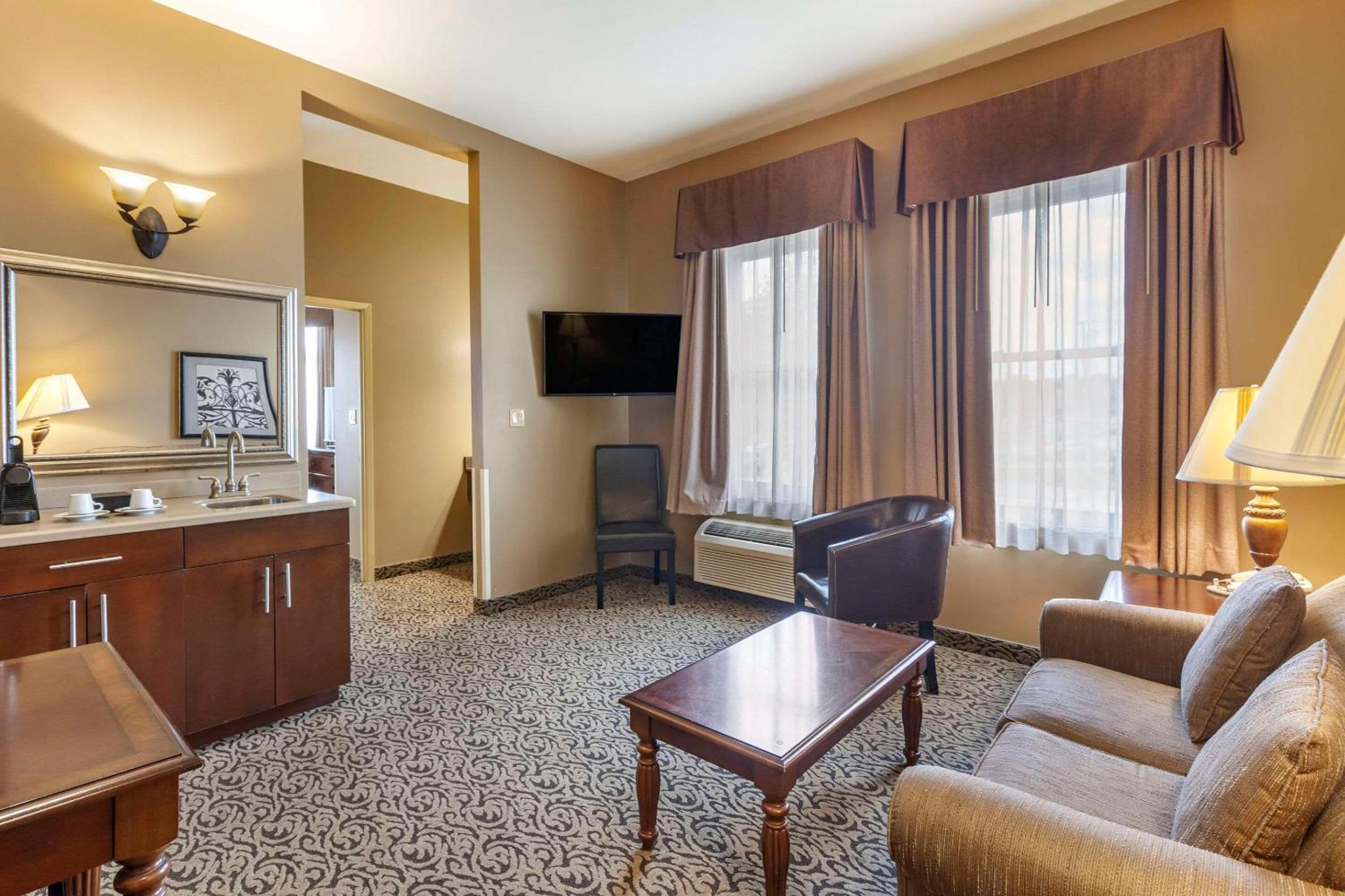 One-Bedroom King Suite - Non-Smoking - Photo 2