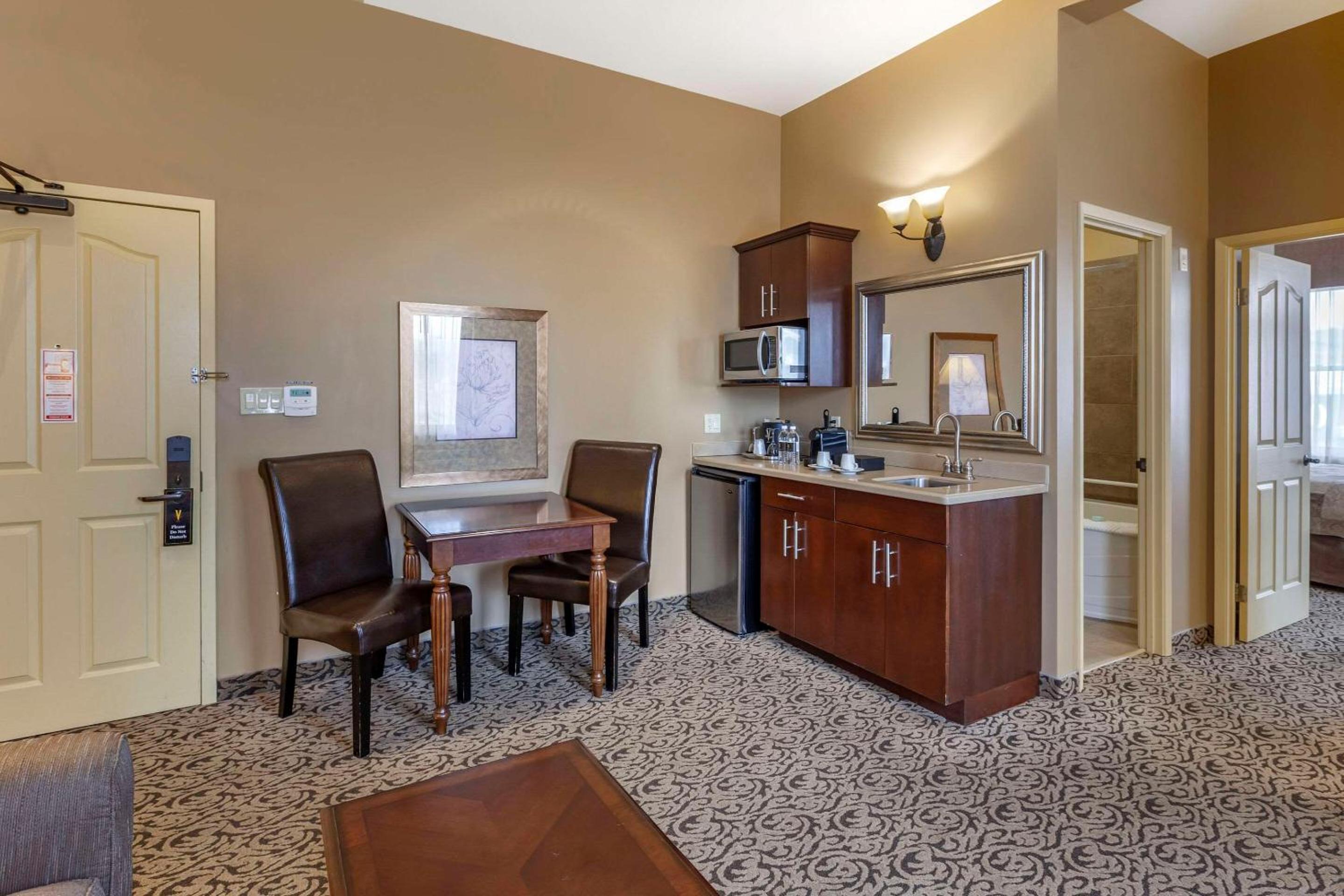 One-Bedroom King Suite - Non-Smoking - Photo 3