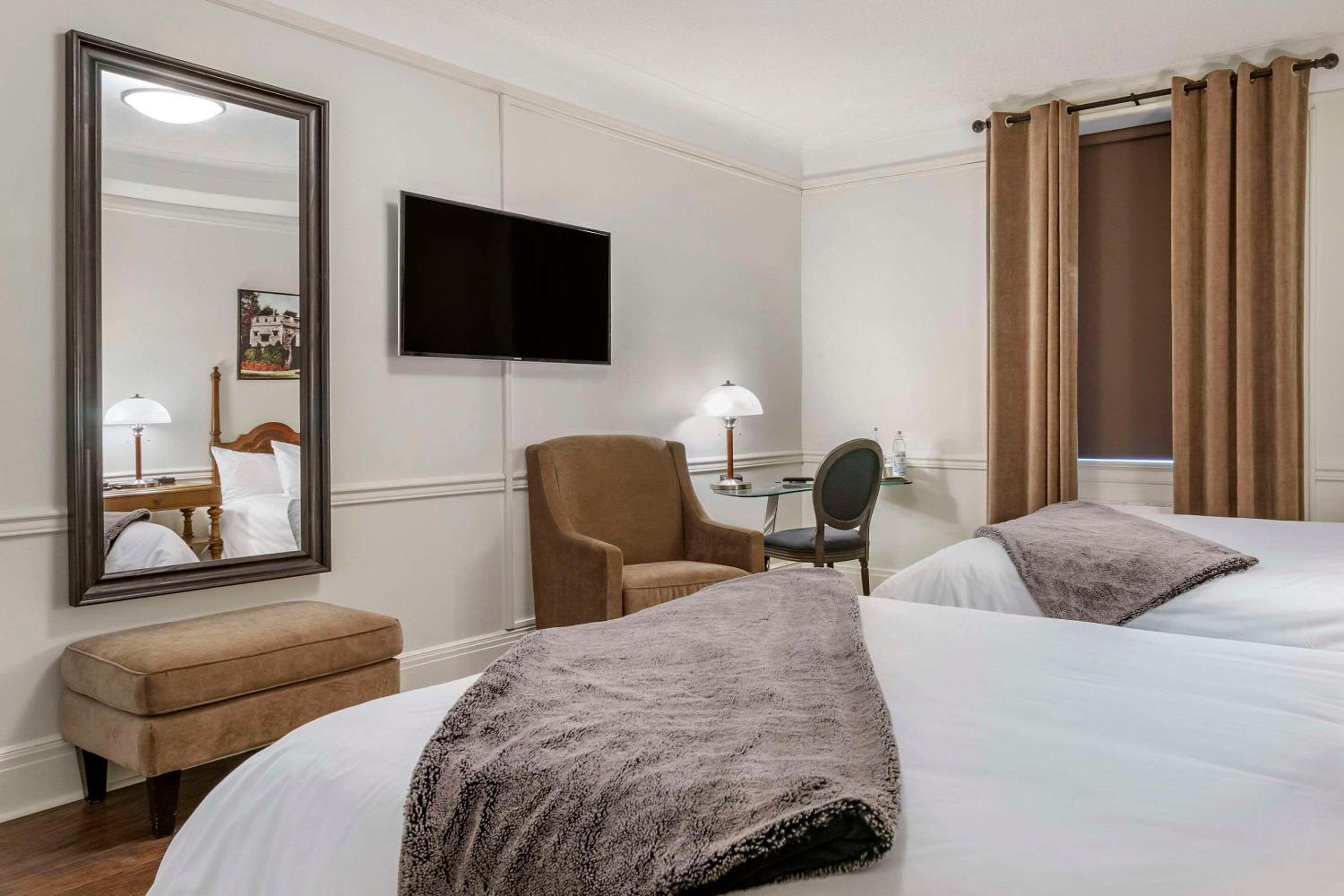 Double Room with Two Double Beds - Non-Smoking - Photo 4