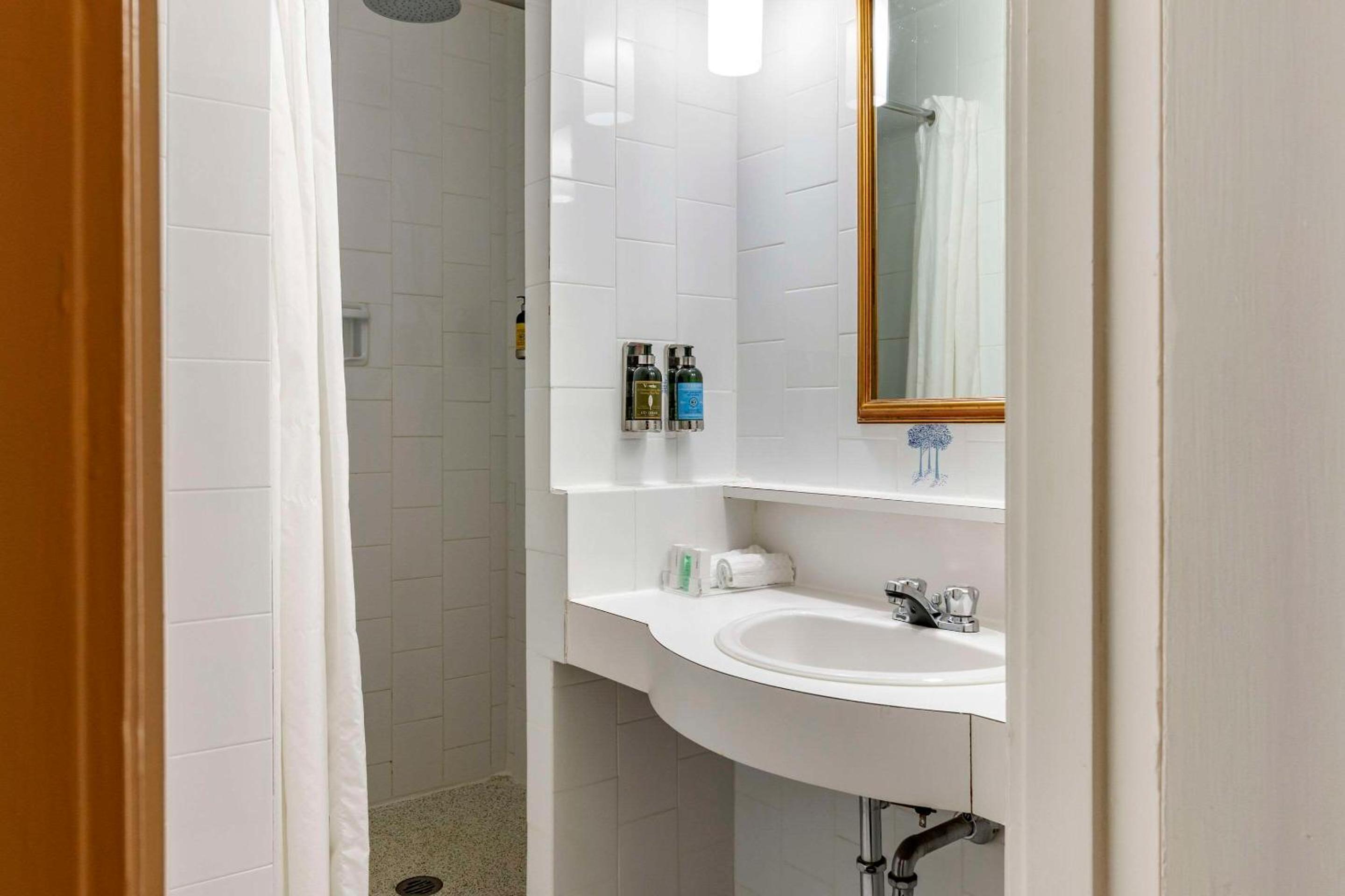 Double Room with Two Double Beds - Non-Smoking - Photo 2