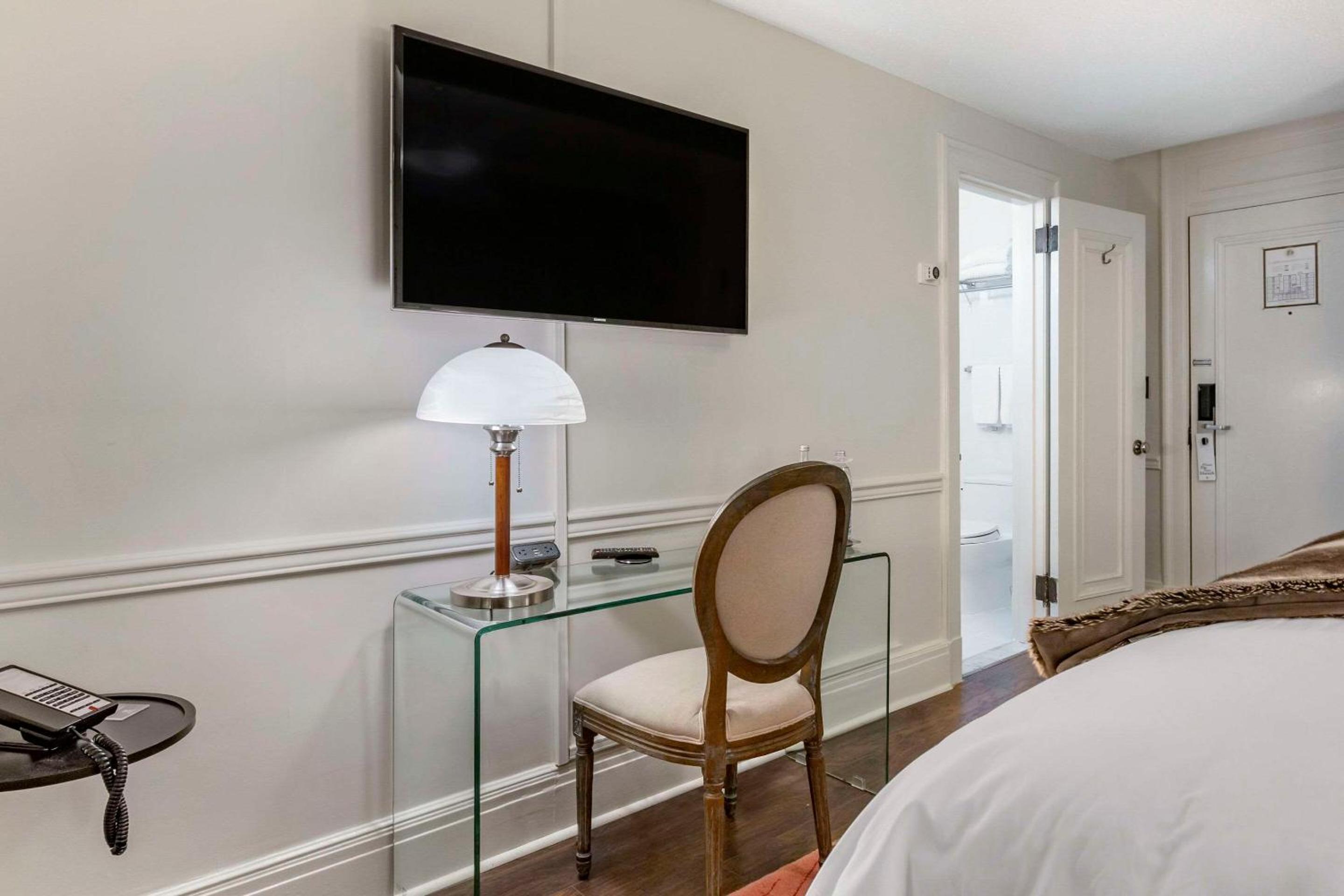 Queen Room - Non-Smoking - Photo 2